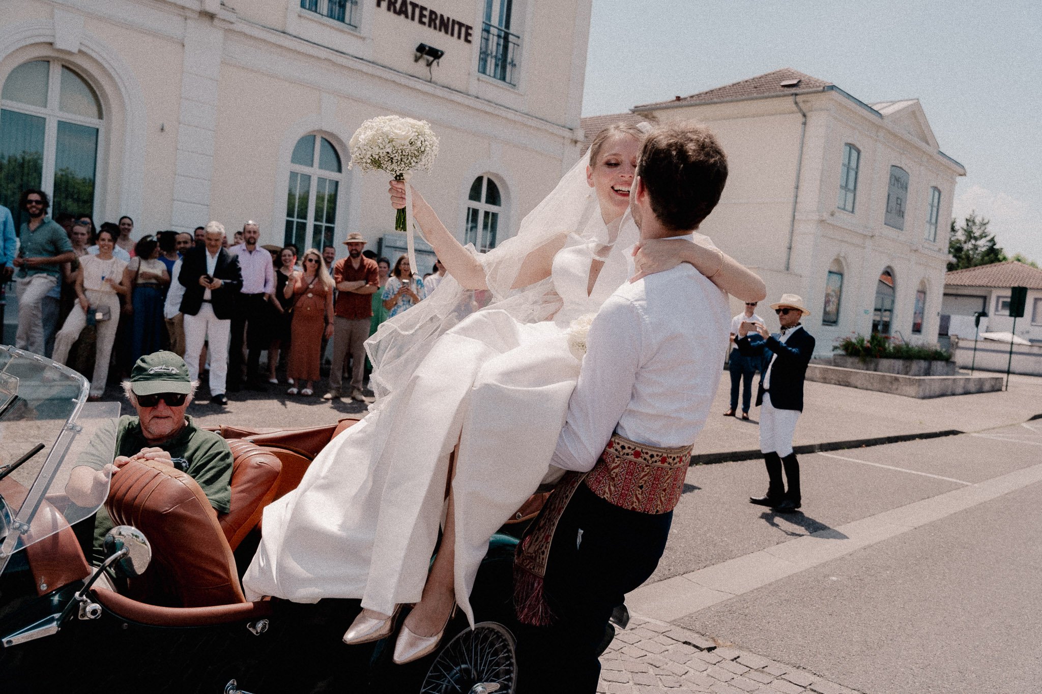 photographe-mariage-hossegor-mariee-bouquet-leve-voiture-ancienne.jpg