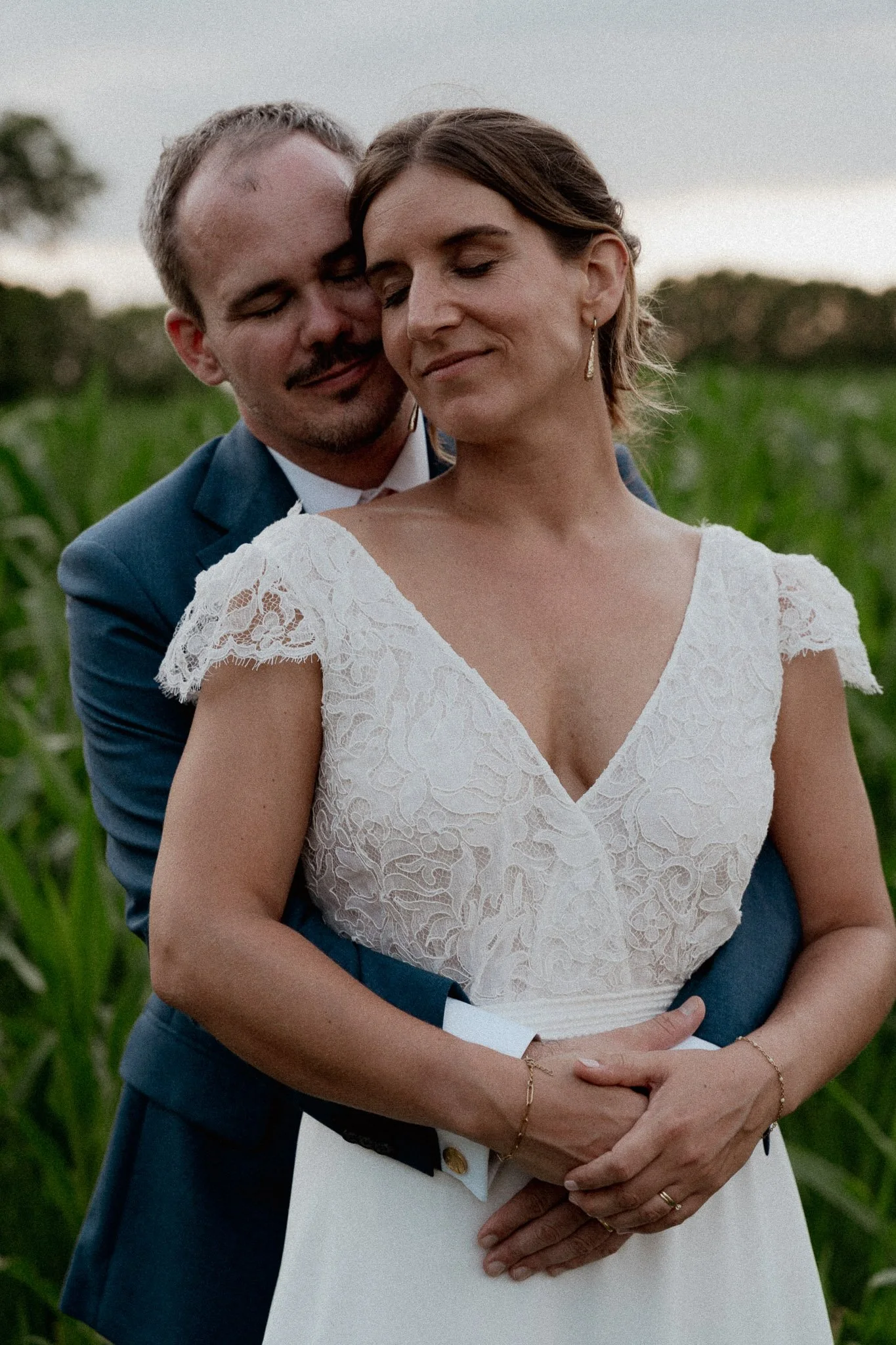 photographe-mariage-landes-couple-enlace-champ-mais.jpg