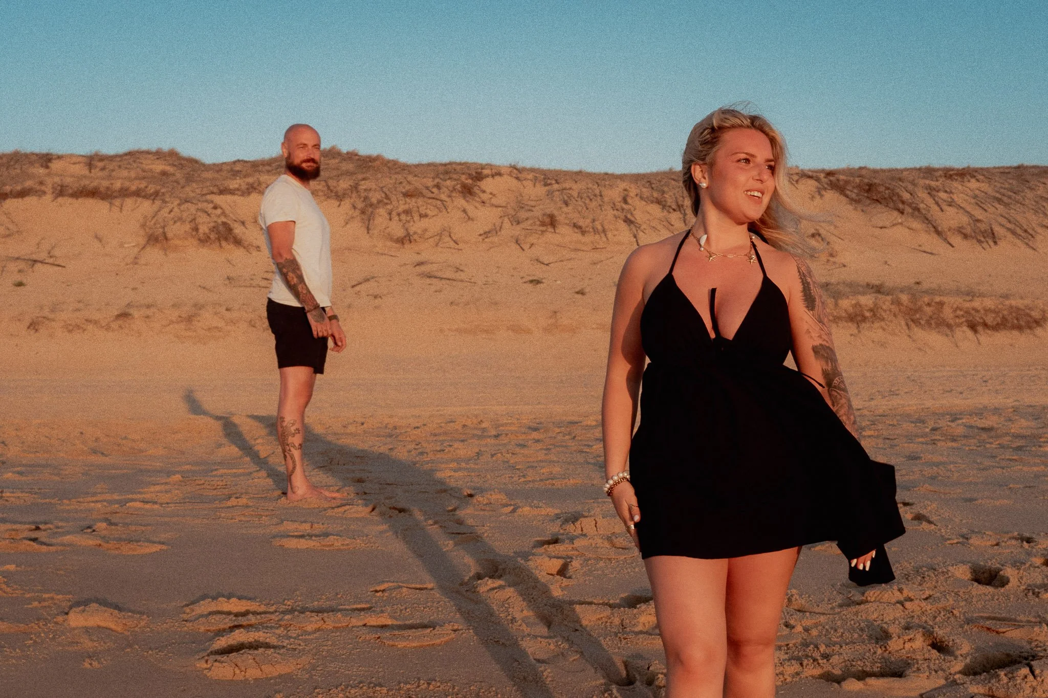 photographe-couple-messanges-couple-distance-dune-lumiere-soir.jpg