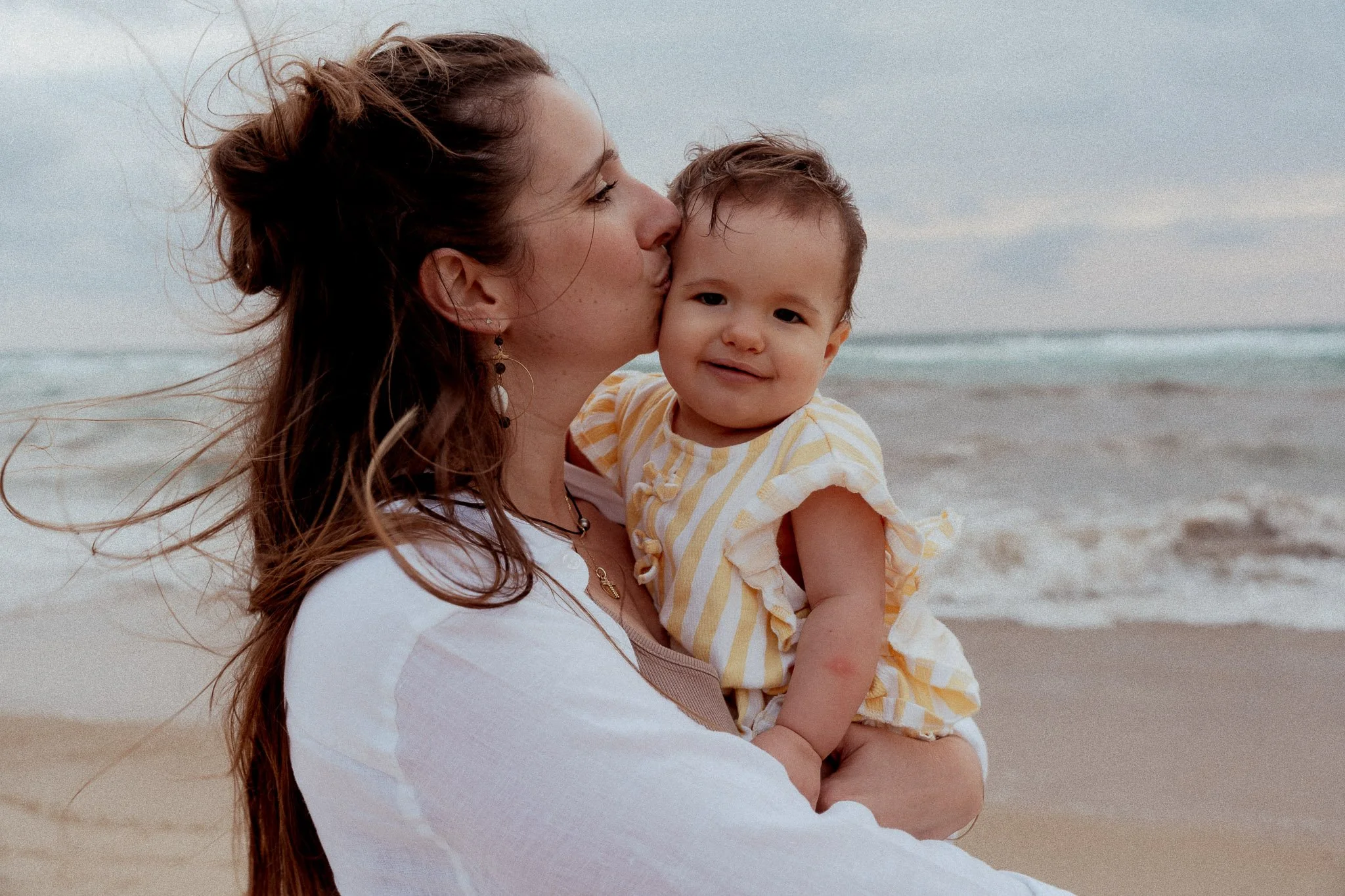 photographe-famille-hossegor-maman-bisou-bebe-ocean.jpg