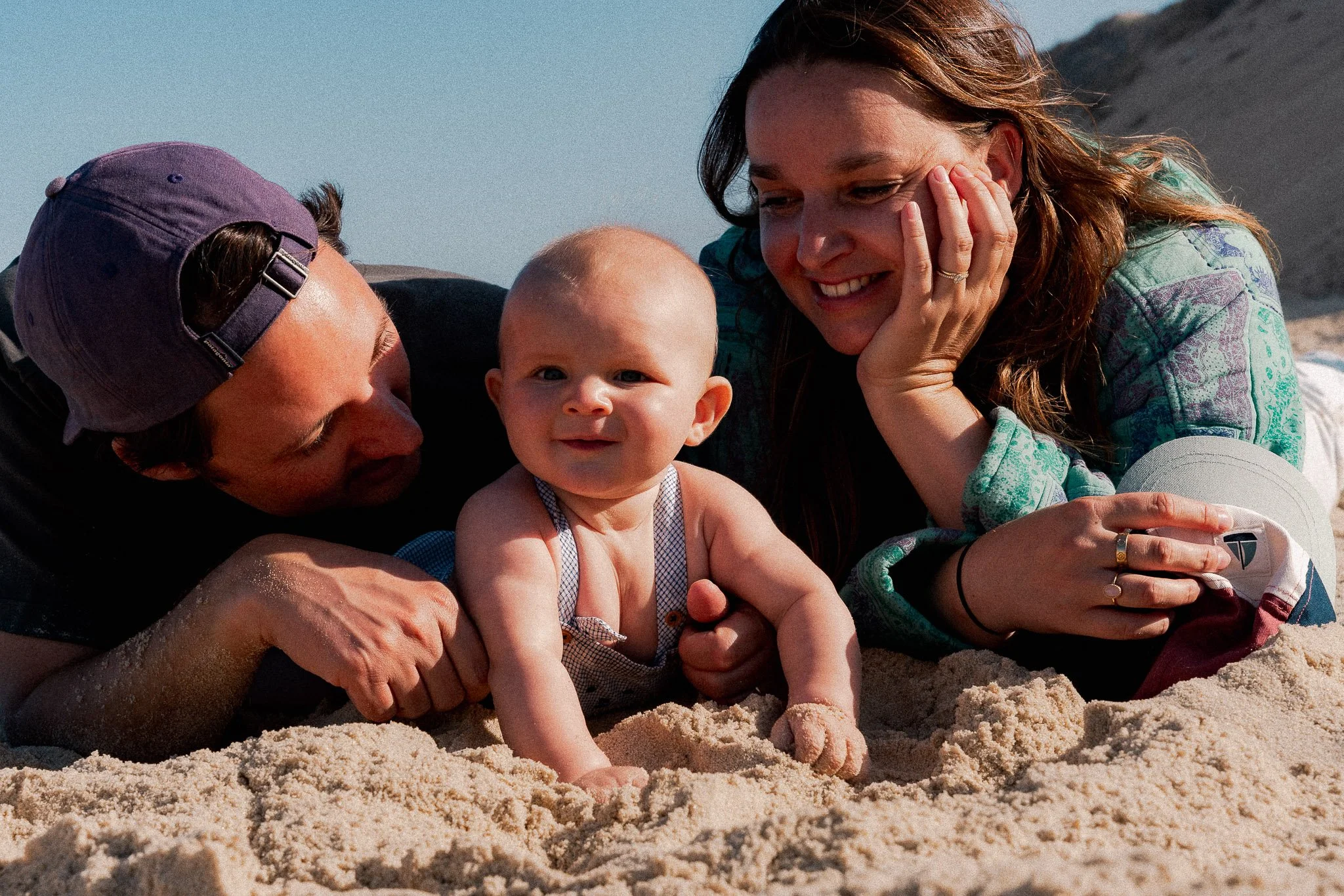 seance-photo-famille-capbreton-parents-allonges-bebe-sable.jpg