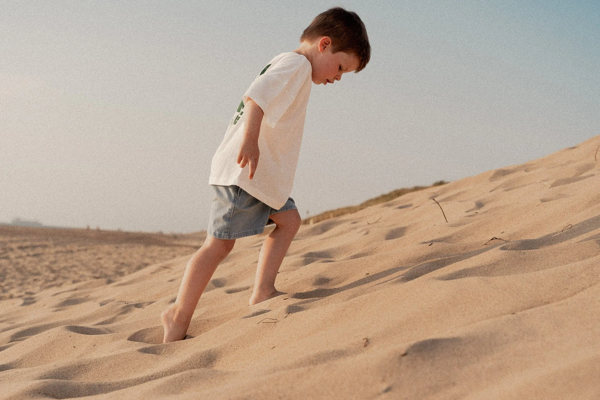 photographe-famille-seignosse-enfant-escalade-dune.jpg