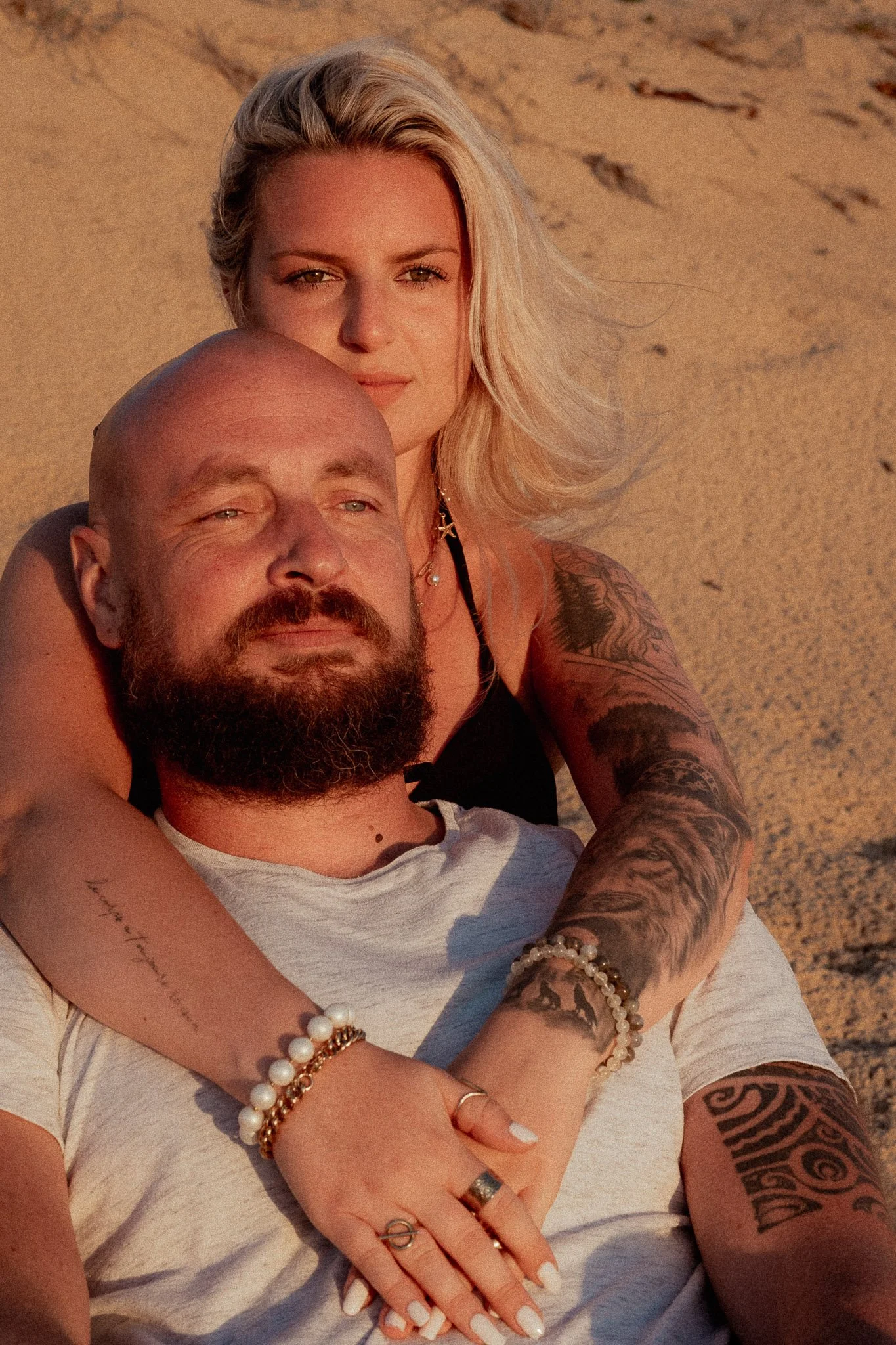photographe-couple-messanges-portrait-couple-assis-dune.jpg