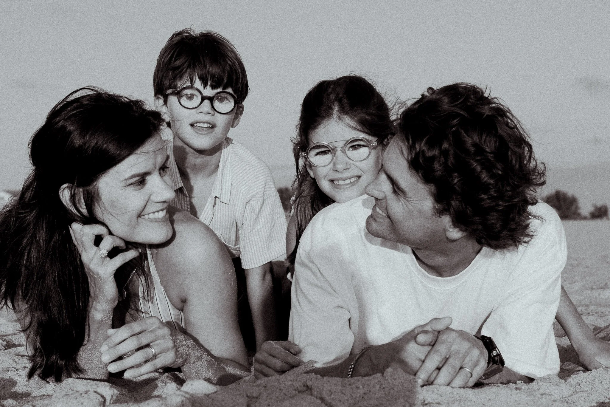 photographe-famille-capbreton-parents-enfants-allonges-noir-et-blanc.jpg