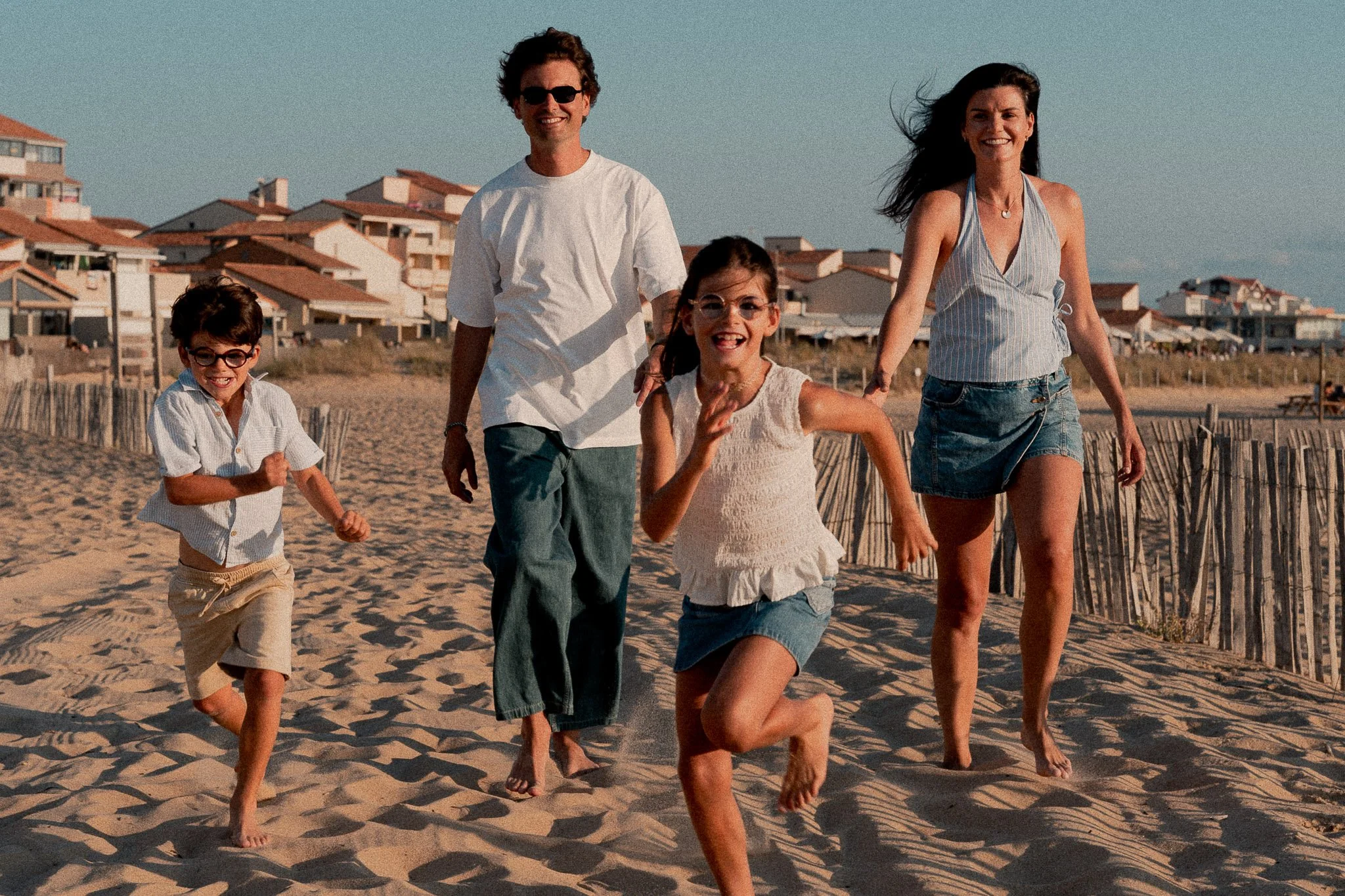 photographe-famille-capbreton-parents-enfants-course-plage.jpg