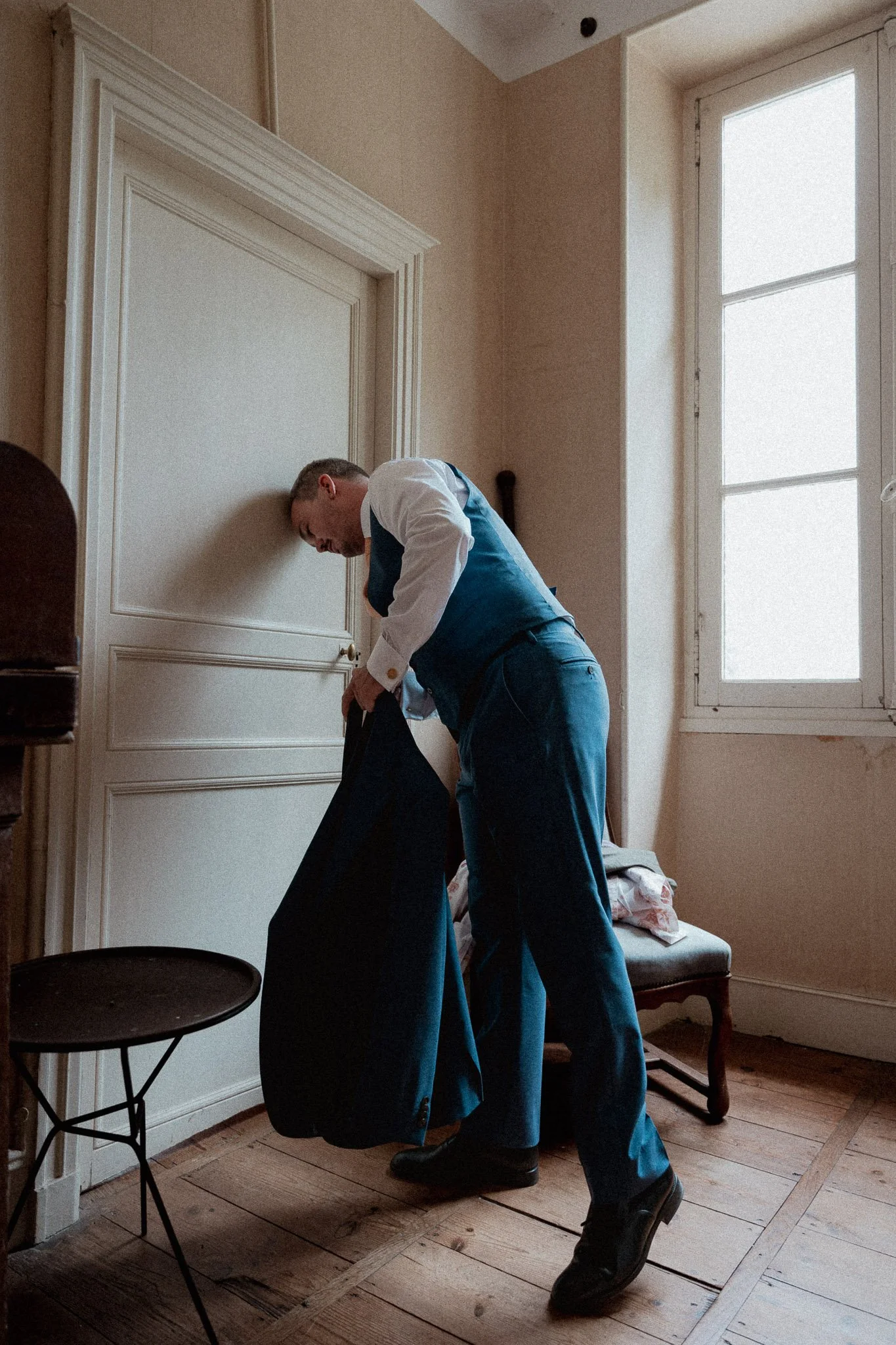 photographe-mariage-seignosse-marie-enfile-veste-costume.jpg