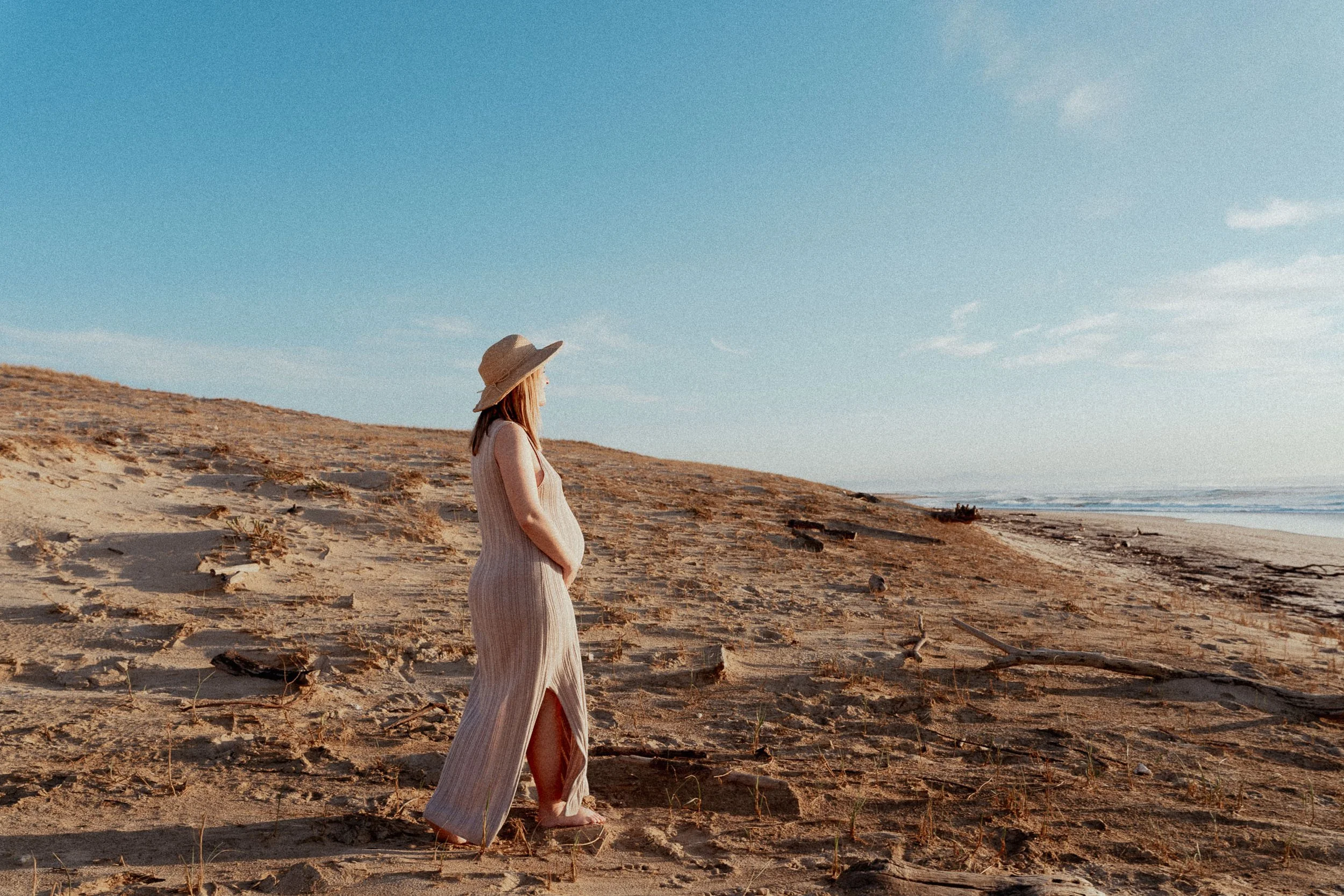 photographe-grossesse-seignosse-silhouette-future-maman-dune-ocean.jpg
