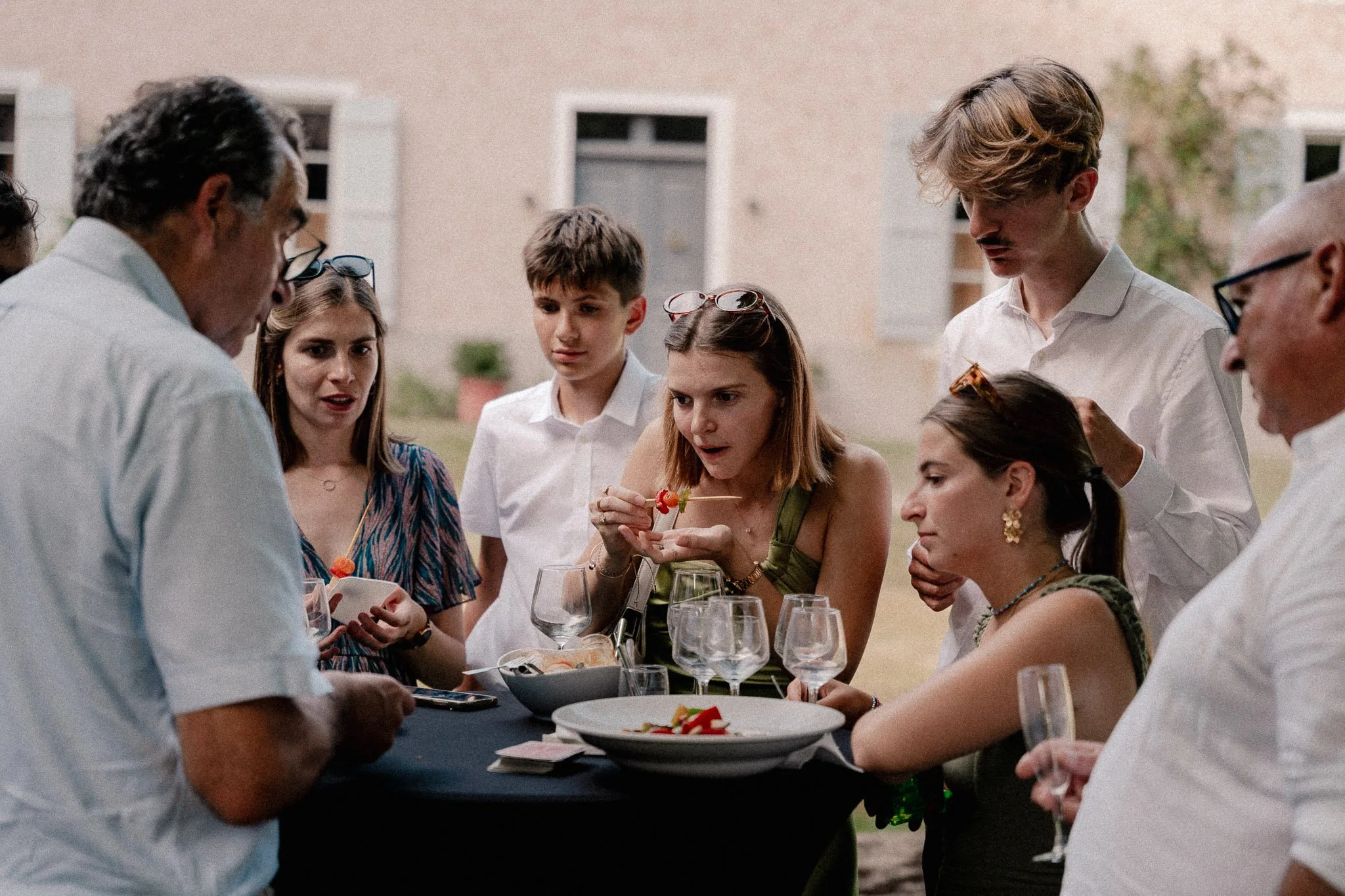 photographe-mariage-saint-jean-de-luz-invites-aperitif-table-haute.jpg