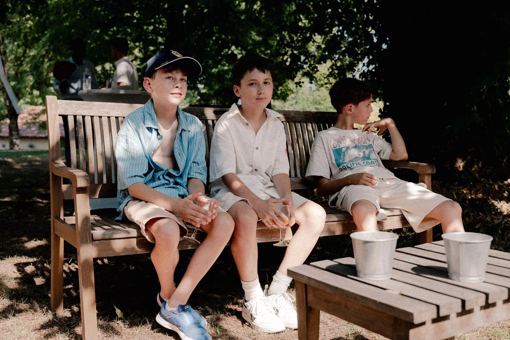 photographe-mariage-anglet-enfants-banc-cocktail-jardin.jpg