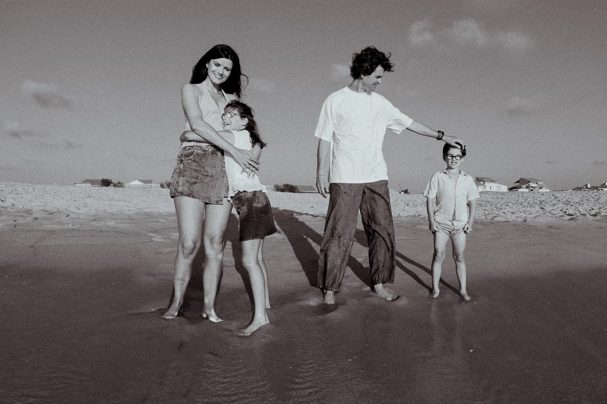 seance-photo-famille-capbreton-parents-enfants-plage-noir-et-blanc.jpg