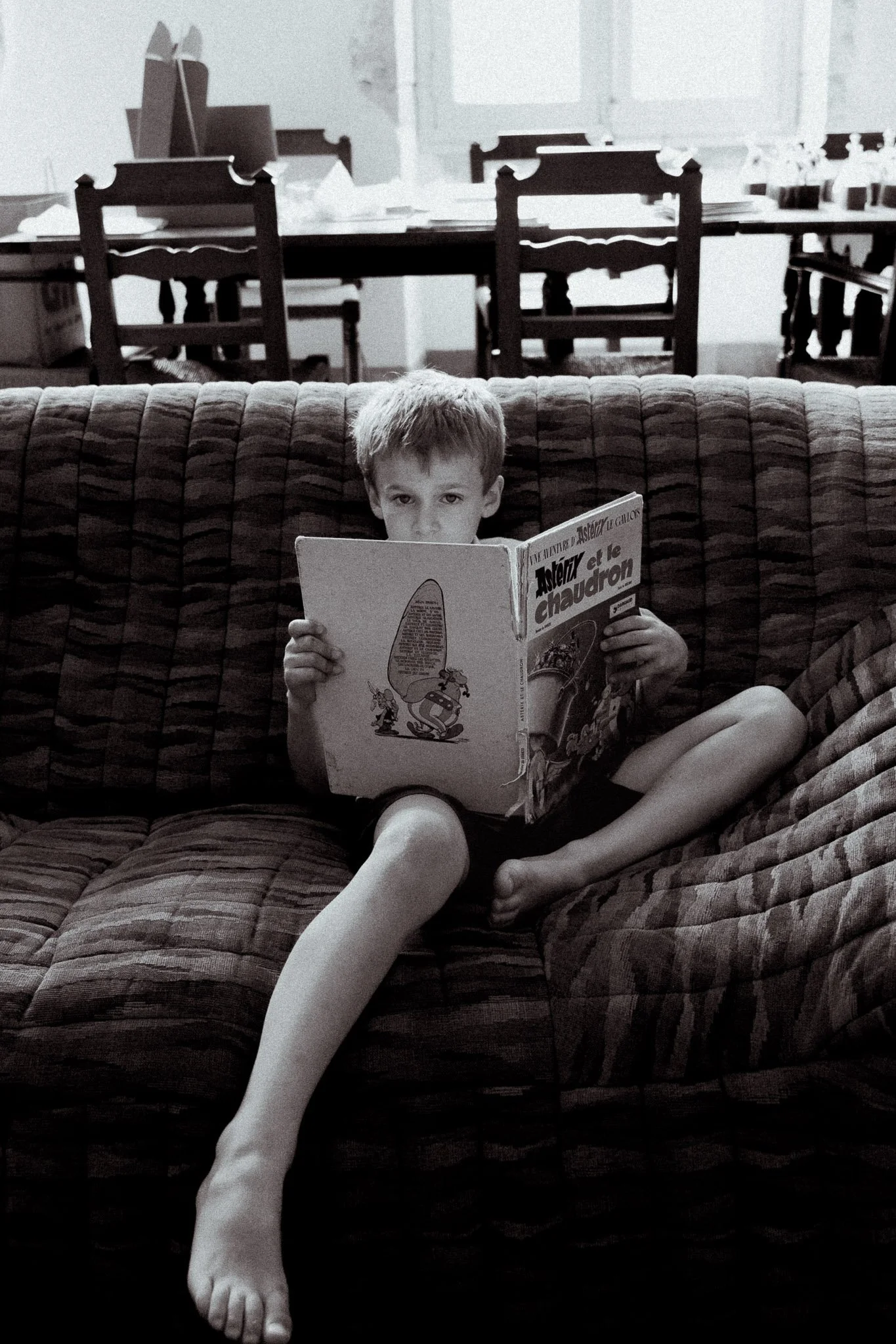 photographe-mariage-biarritz-enfant-lit-bd-canape-noir-et-blanc.jpg