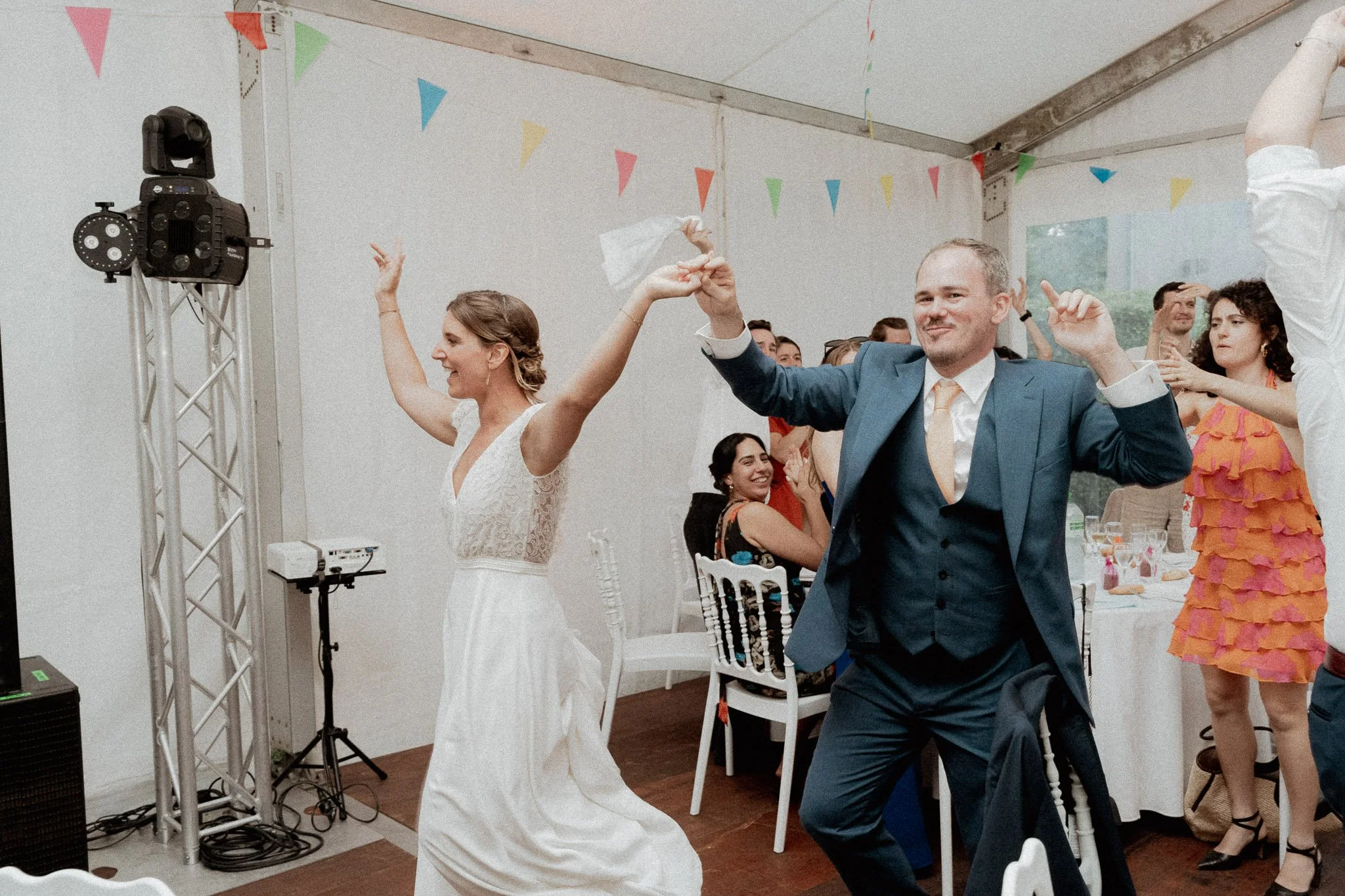 photographe-mariage-vieux-boucau-maries-dansent-serviettes-chapiteau.jpg