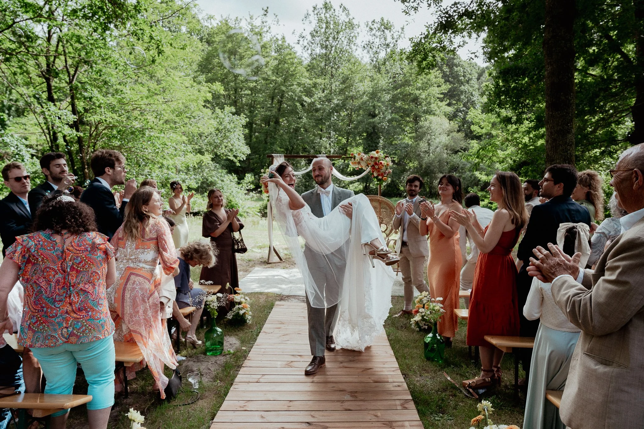 photographe-mariage-biarritz-sortie-ceremonie-applaudissements-invites.jpg