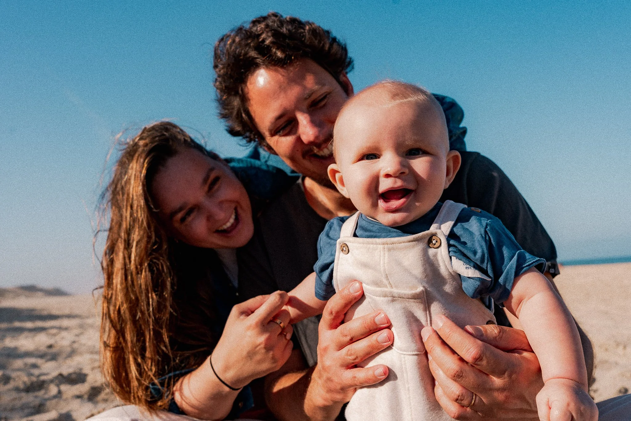 seance-photo-famille-capbreton-parents-bebe-eclat-de-rire.jpg
