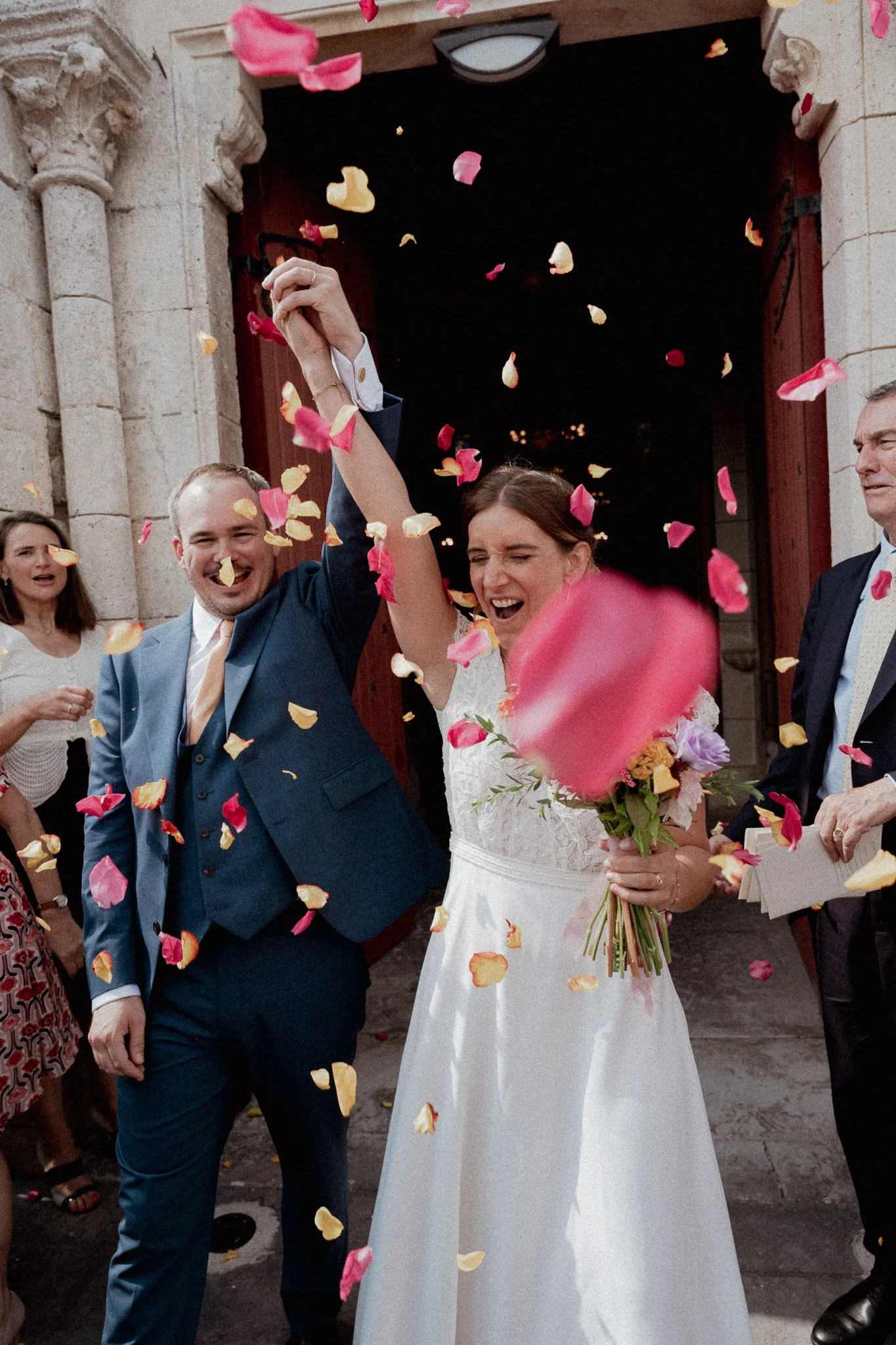photographe-mariage-soustons-sortie-eglise-lancer-petales.jpg