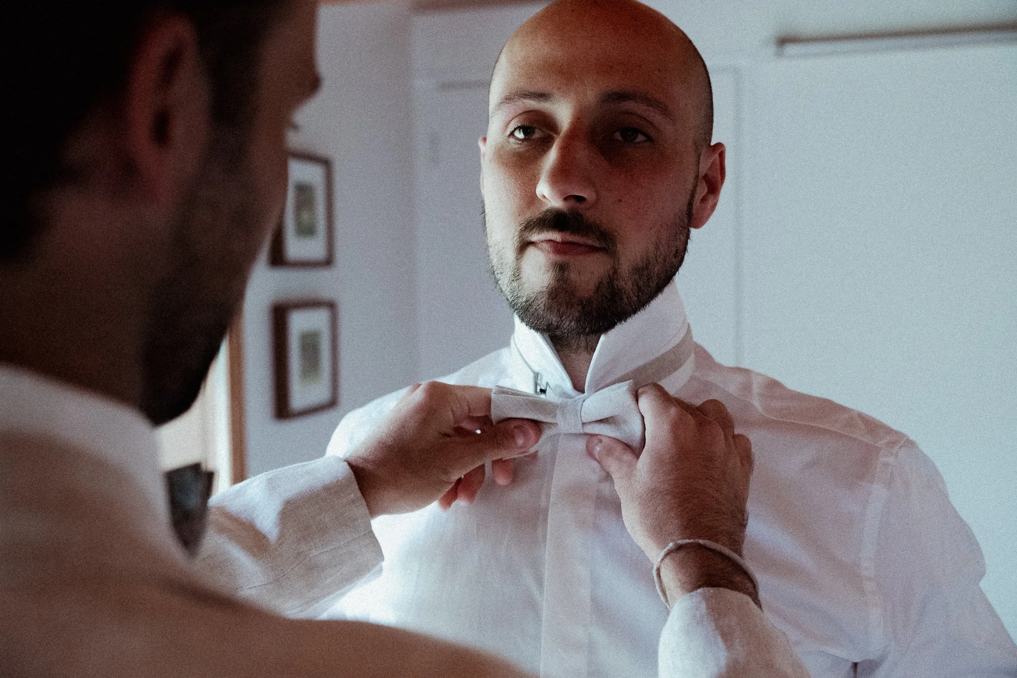 photographe-mariage-biarritz-marie-ajuste-noeud-papillon.jpg