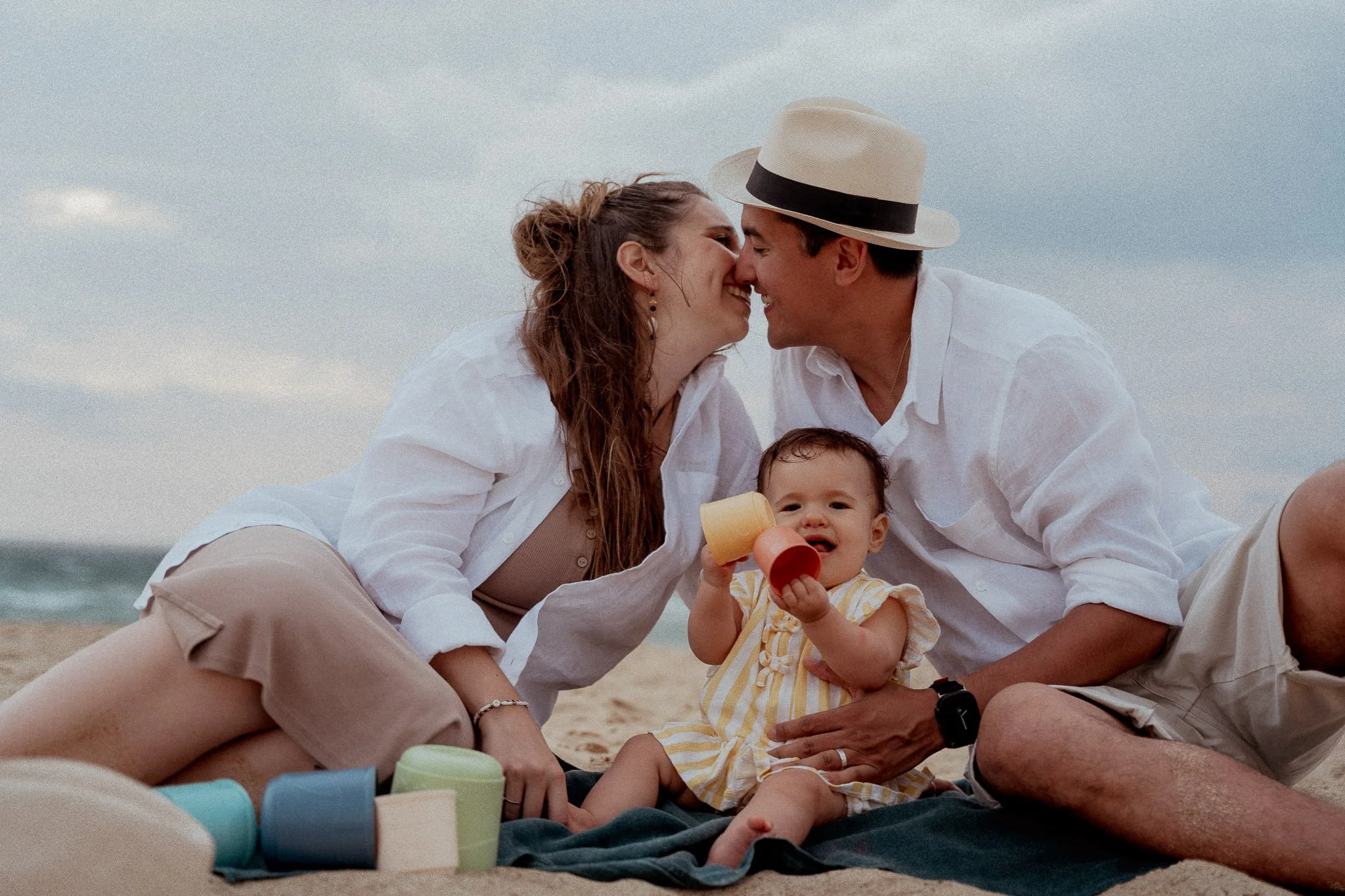 photographe-famille-hossegor-bisou-parents-bebe.jpg