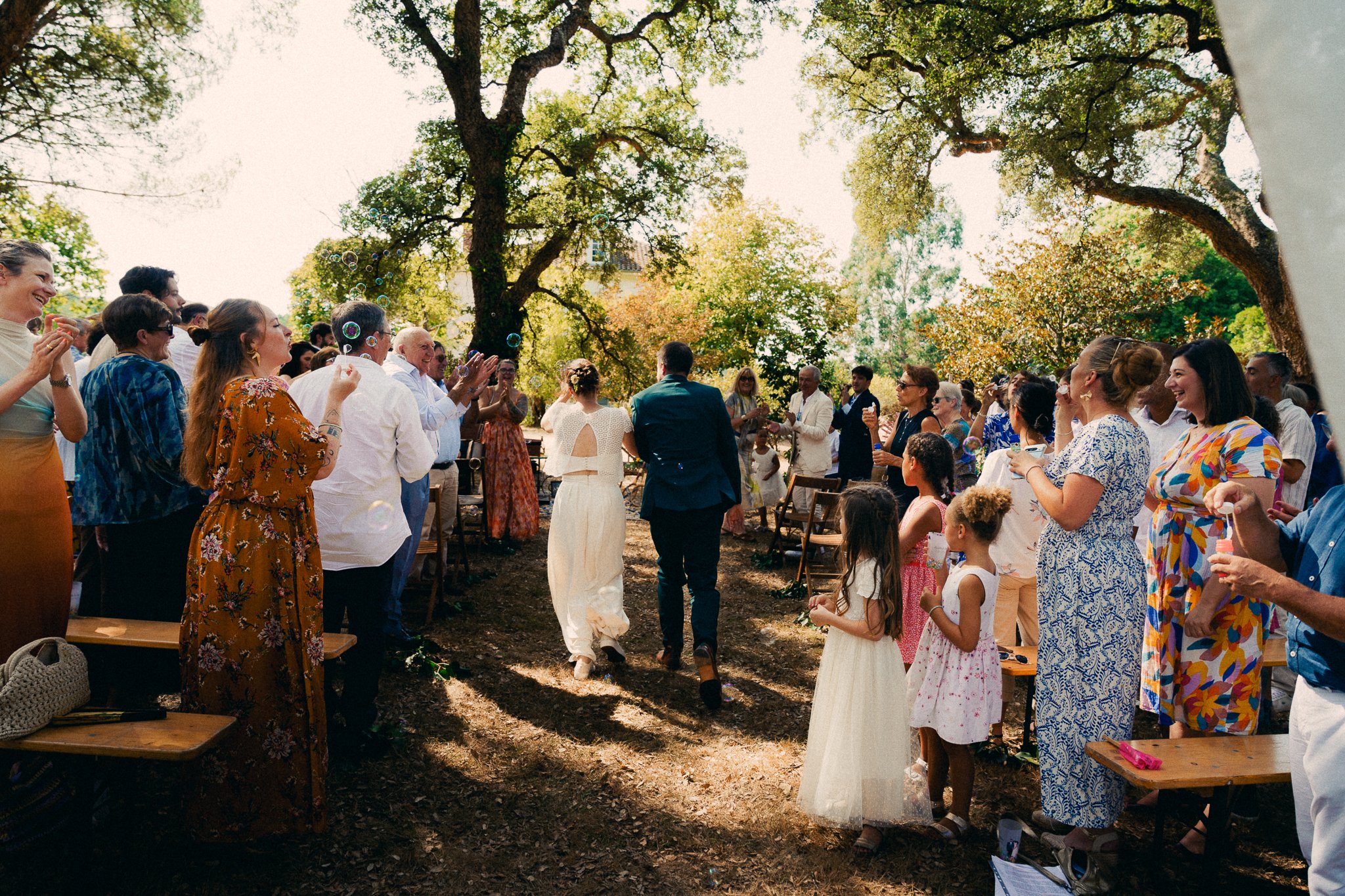 photographe-mariage-moliets-maries-sortie-ceremonie-invites-jardin.jpg