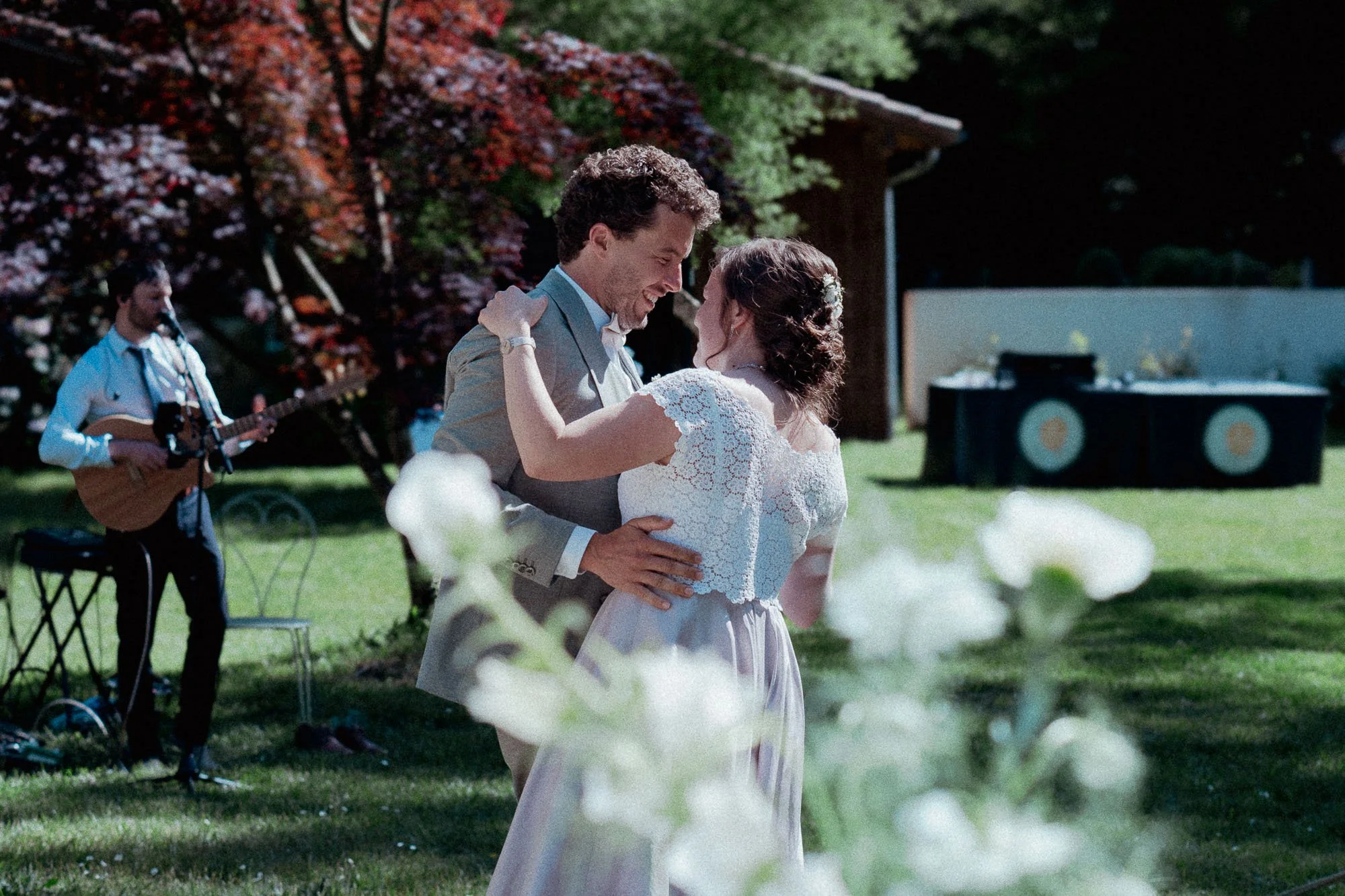 un couple de mariés qui danse au domaine de Millon à Soustons