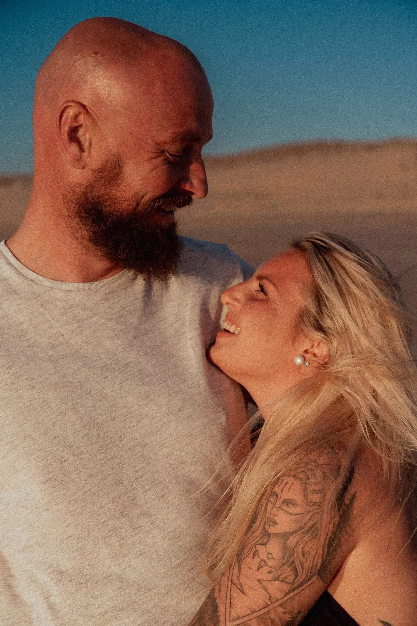 photographe-couple-messanges-couple-regard-amoureux-sourire.jpg