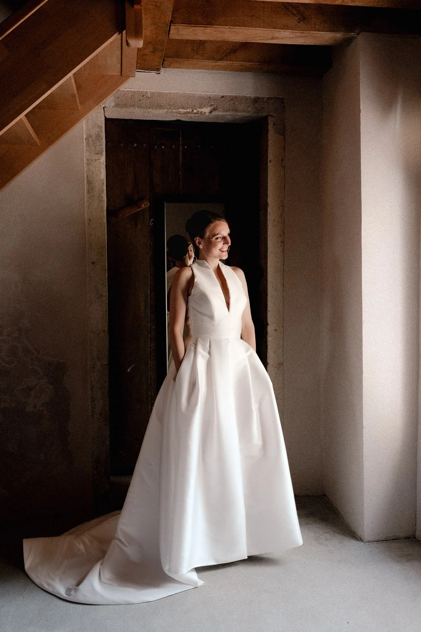 photographe-mariage-guethary-mariee-robe-col-v-porte-ancienne.jpg