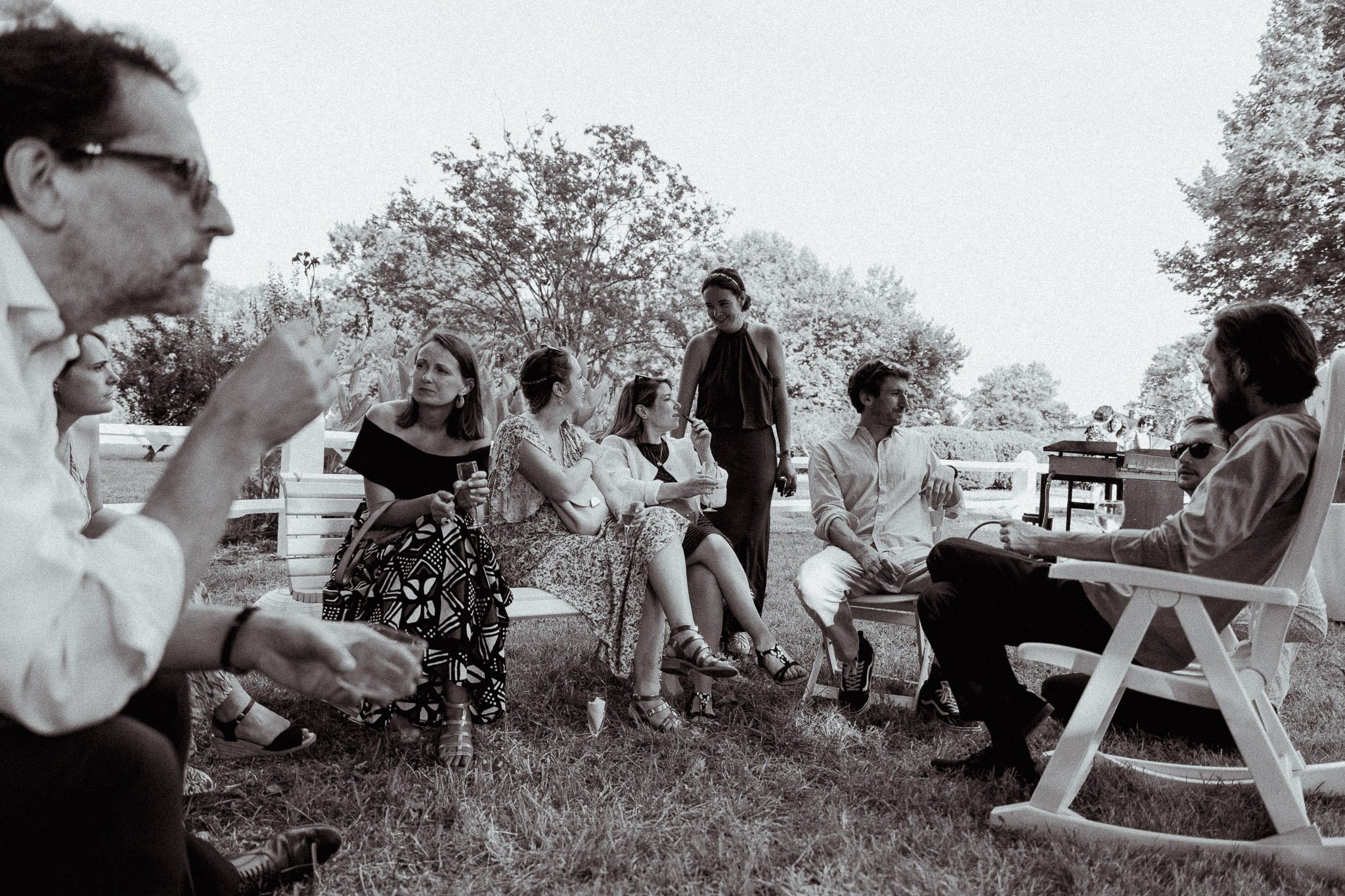 photographe-mariage-landes-invites-jardin-vin-honneur-noir-et-blanc.jpg
