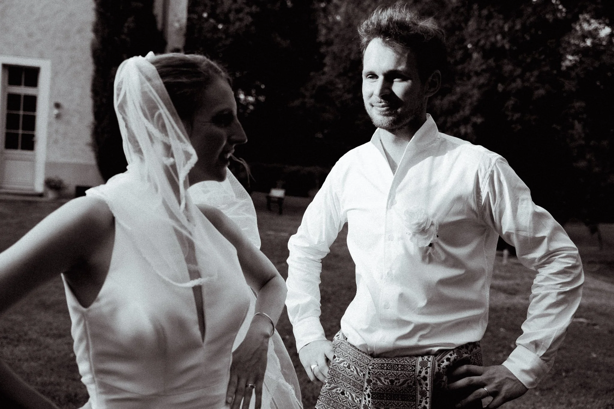 photographe-mariage-messanges-maries-complices-jardin-noir-et-blanc.jpg