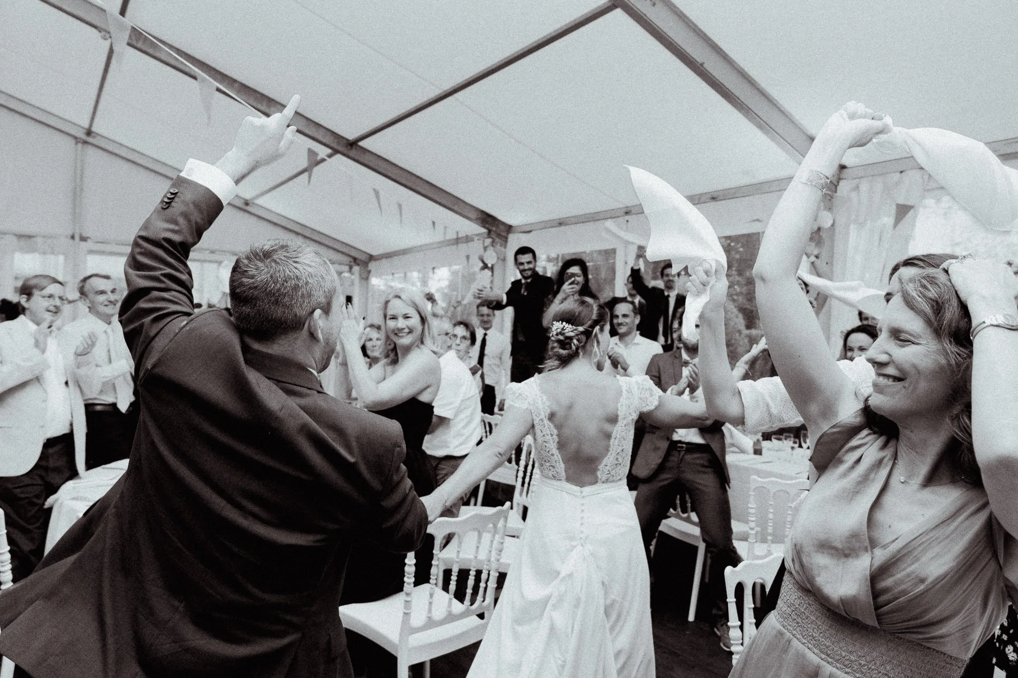 photographe-mariage-anglet-danse-serviettes-chapiteau-noir-et-blanc.jpg