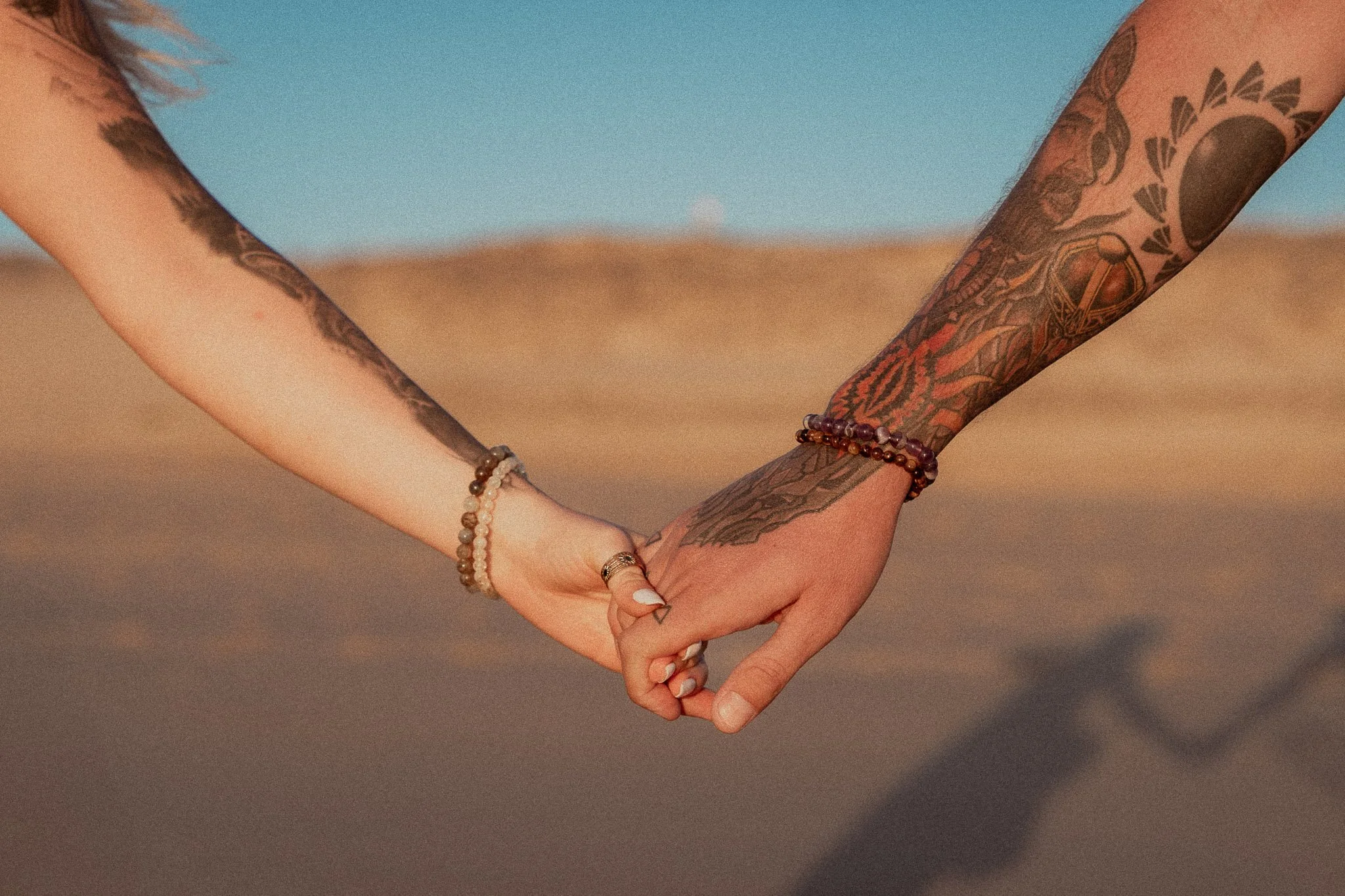 photographe-couple-messanges-mains-tatouees-entrelacees.jpg