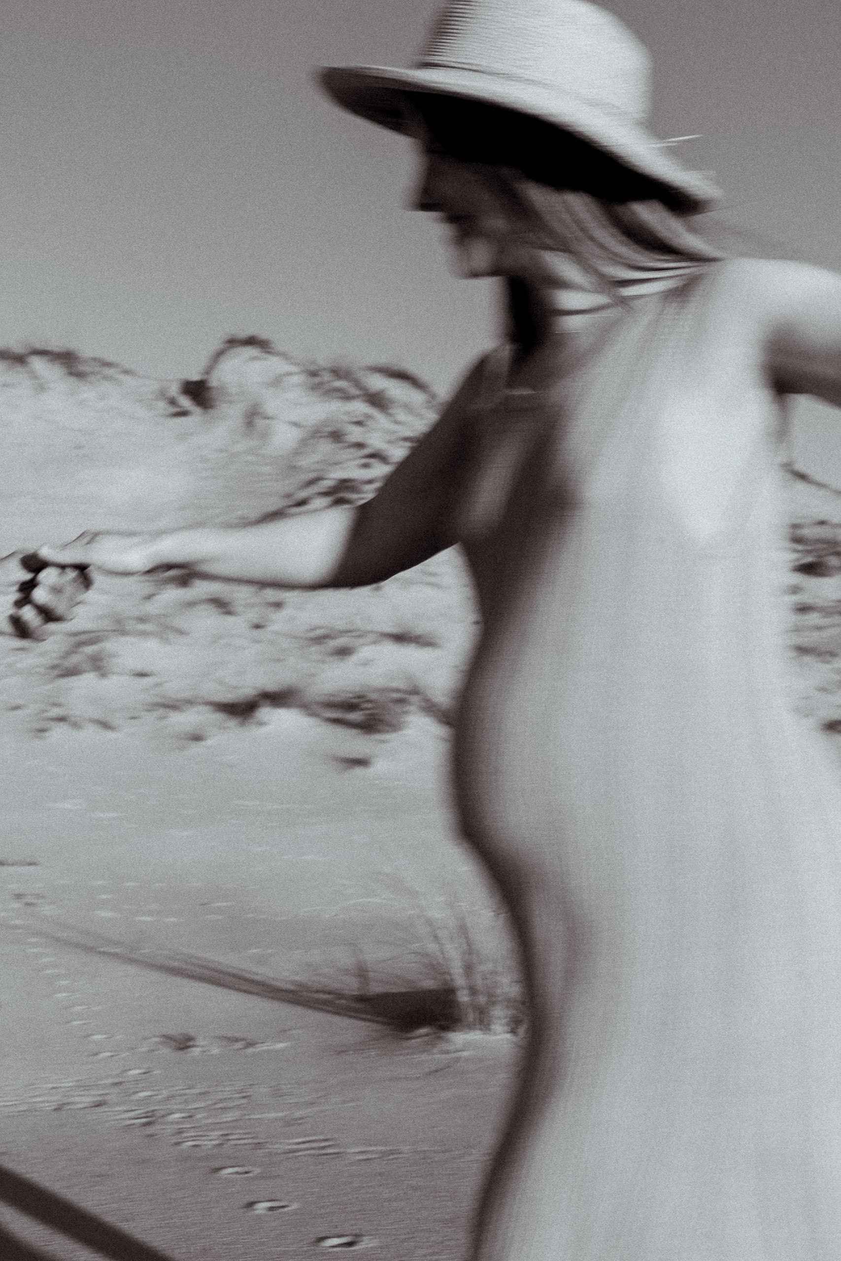 photographe-grossesse-seignosse-future-maman-mouvement-noir-et-blanc.jpg