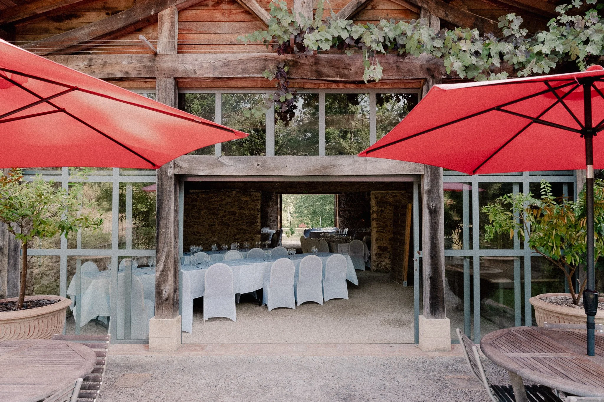 photographe-mariage-messanges-salle-reception-grange-tables-dressees.jpg