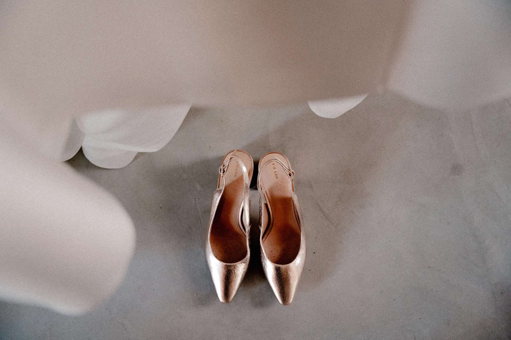 photographe-mariage-arjuzanx-chaussures-mariee-escarpins-dores.jpg