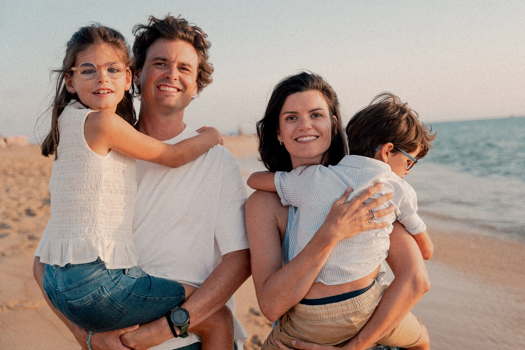 photographe-famille-capbreton-portrait-parents-enfants-golden-hour.jpg