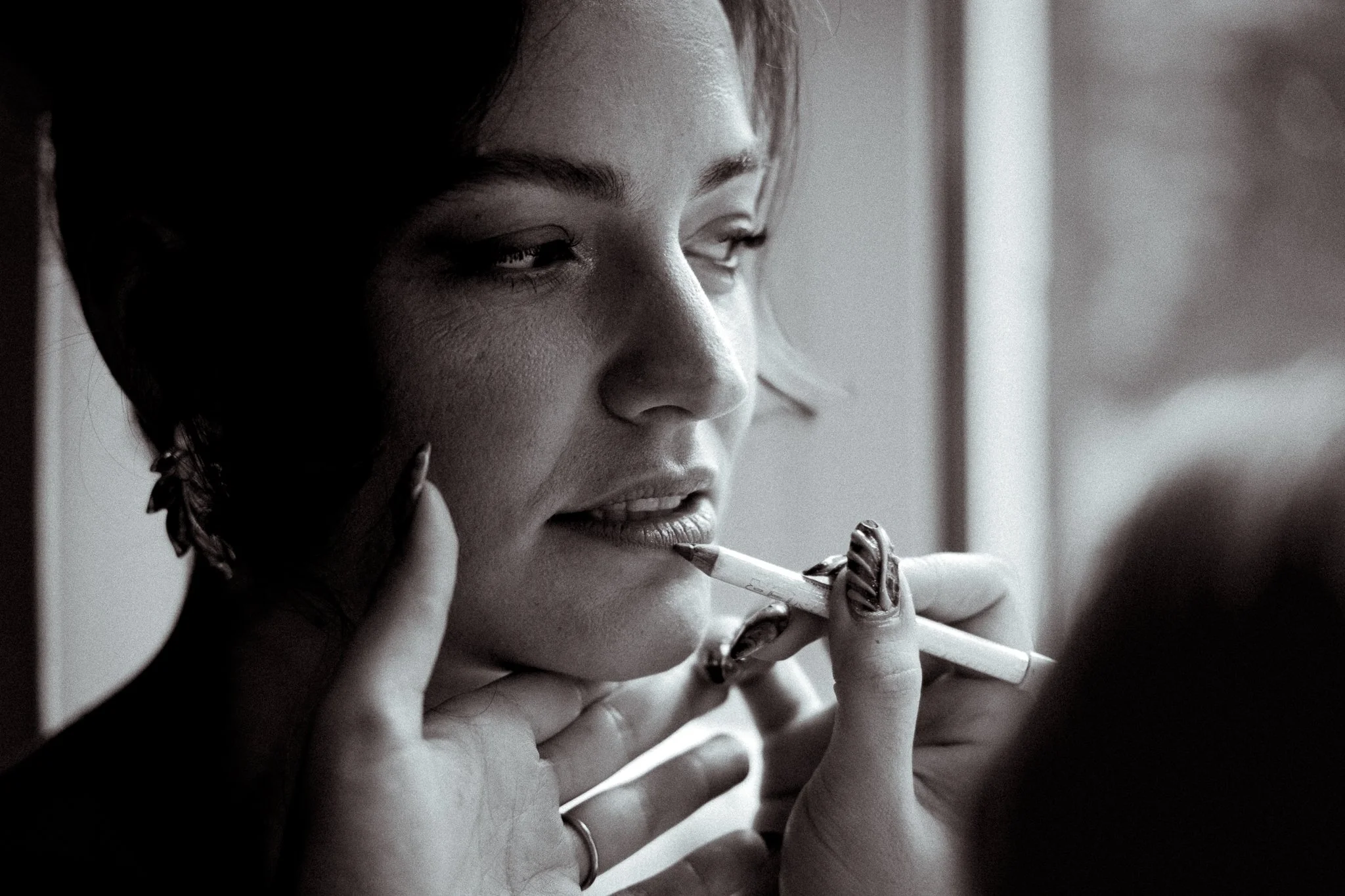photographe-mariage-seignosse-portrait-mariee-preparatifs-noir-et-blanc.jpg