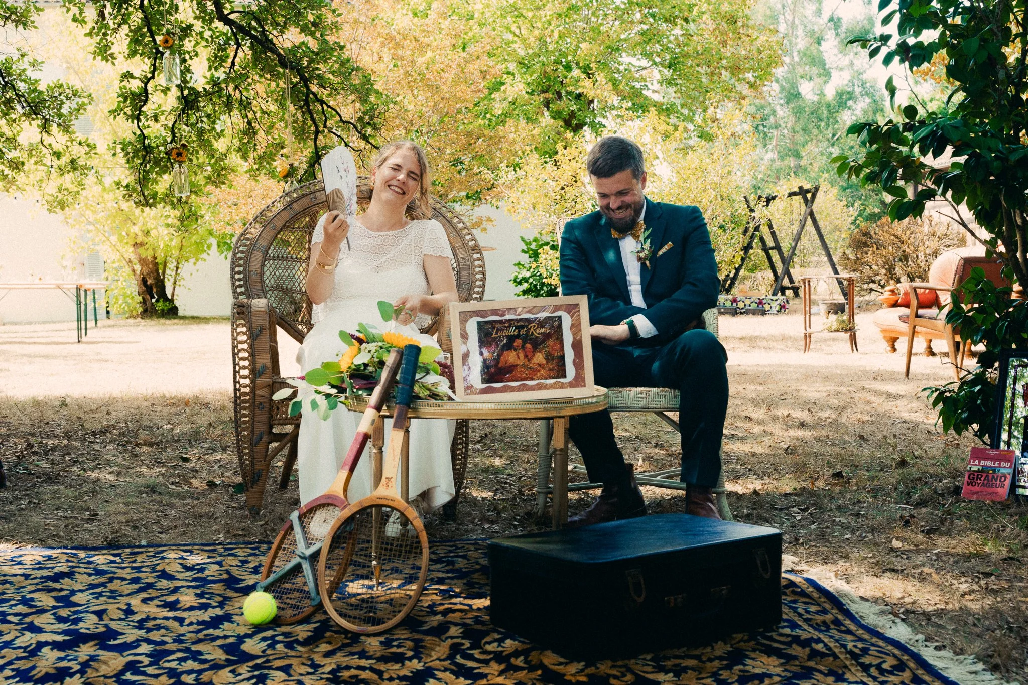 photographe-mariage-leon-maries-fauteuil-rotin-ceremonie-boheme.jpg