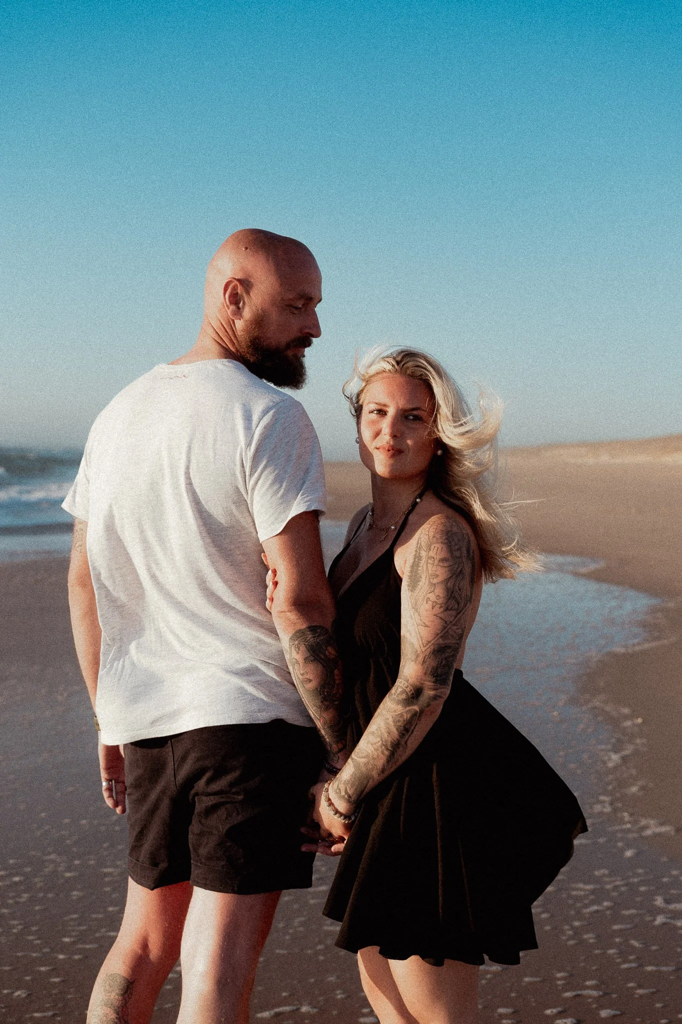 photographe-couple-messanges-couple-regard-bord-de-mer.jpg