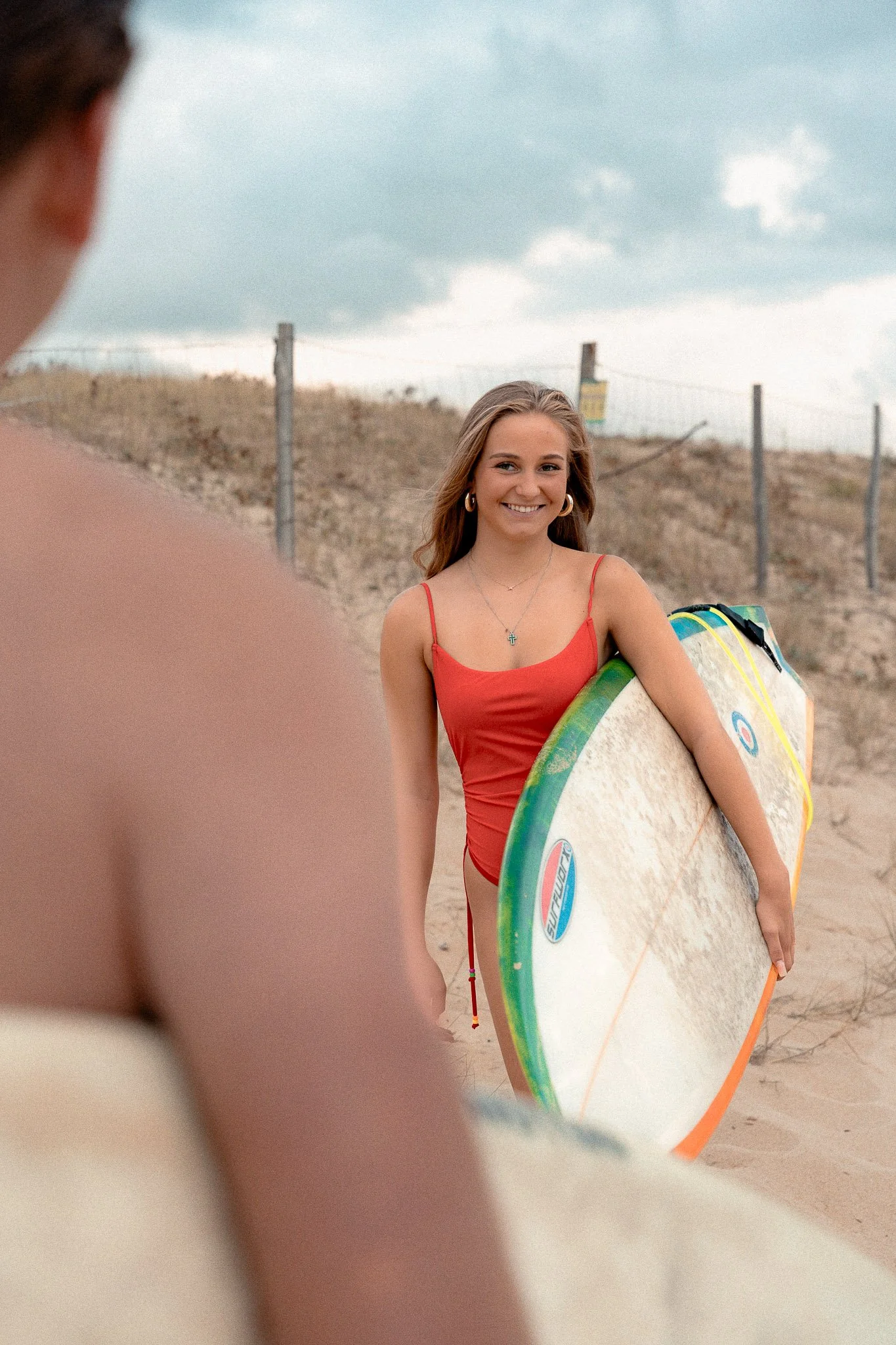 photographe-couple-seignosse-surfeuse-planche-dune-ganivelles.jpg