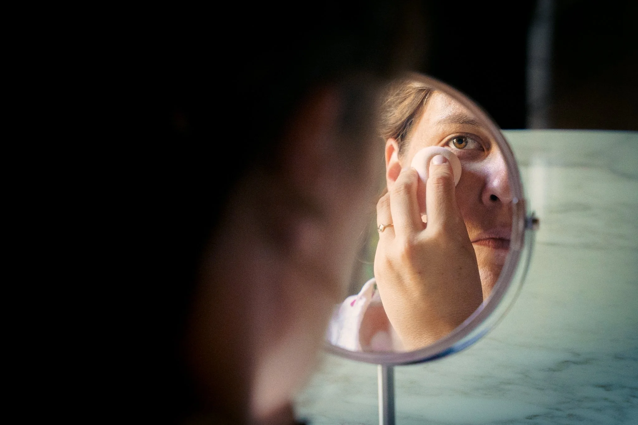 photographe-mariage-biarritz-maquillage-reflet-miroir-mariee.jpg