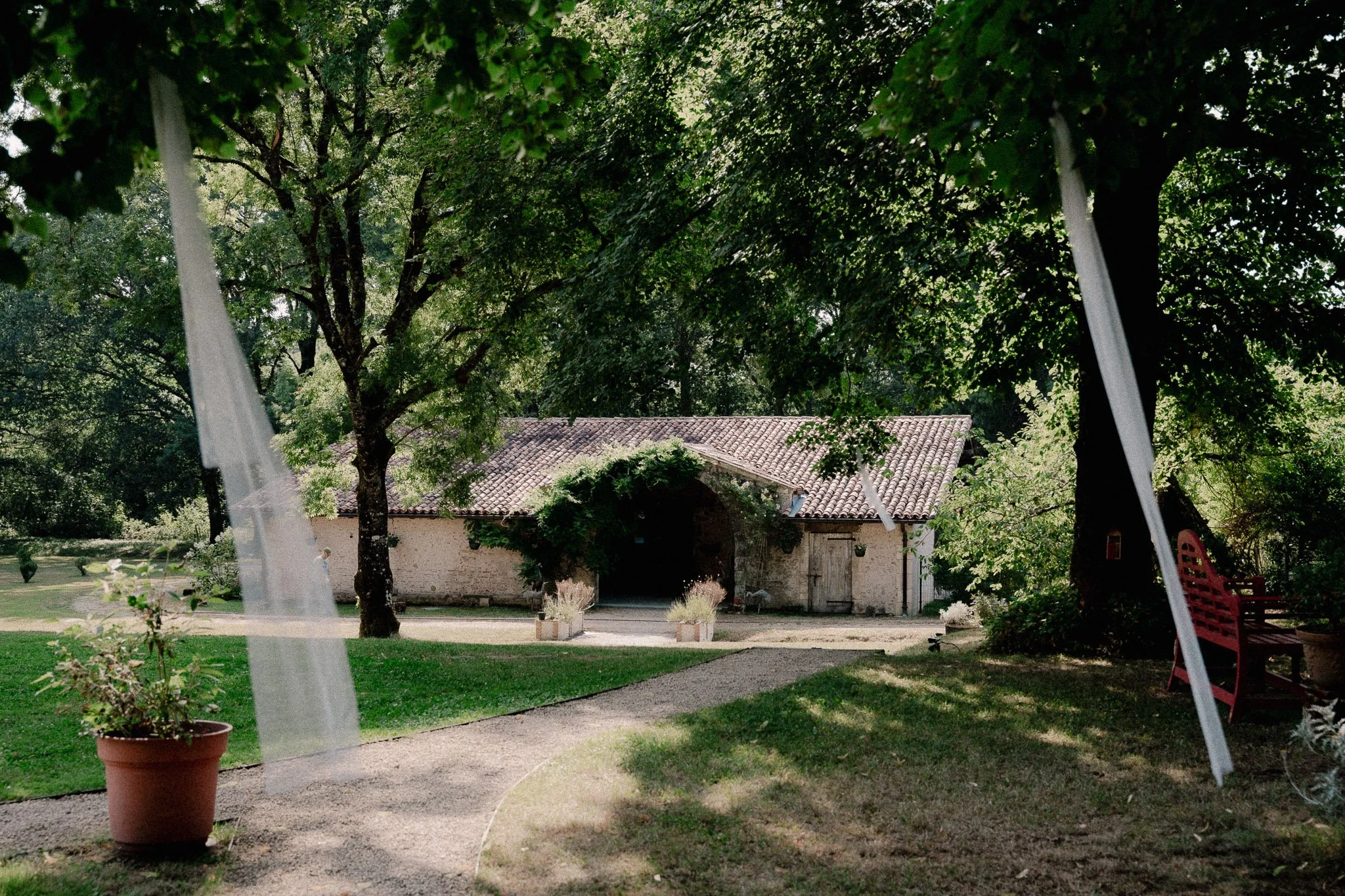 photographe-mariage-anglet-domaine-voiles-dans-les-arbres-jardin.jpg