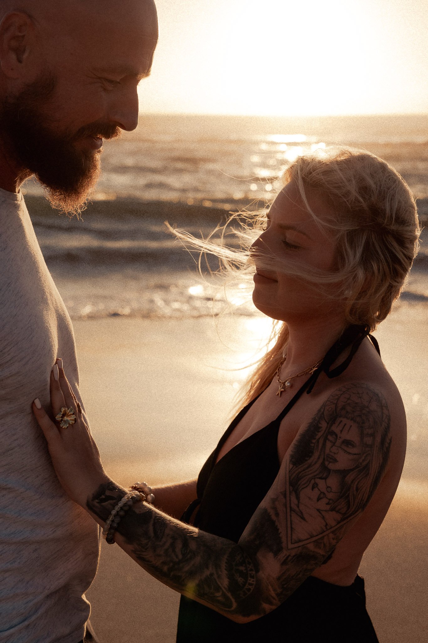 photographe-couple-messanges-couple-contre-jour-coucher-soleil.jpg