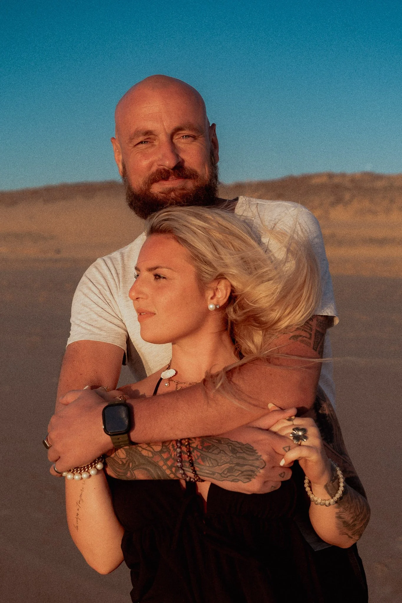 photographe-couple-messanges-couple-enlace-portrait-dune.jpg