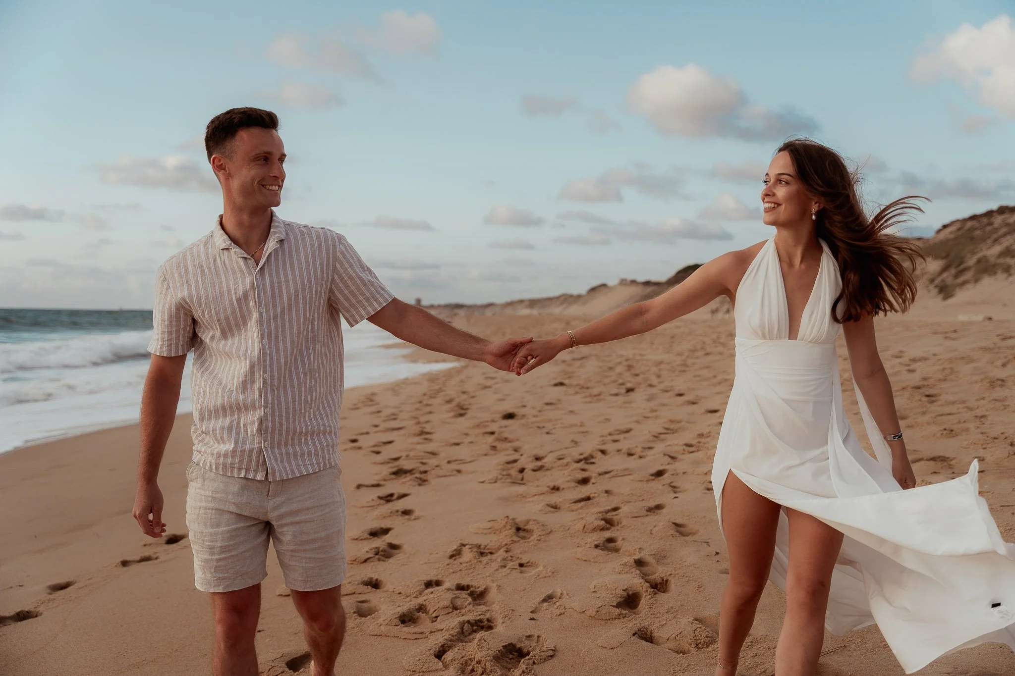 photographe-couple-capbreton-couple-main-dans-la-main-dune-robe-blanche.jpg