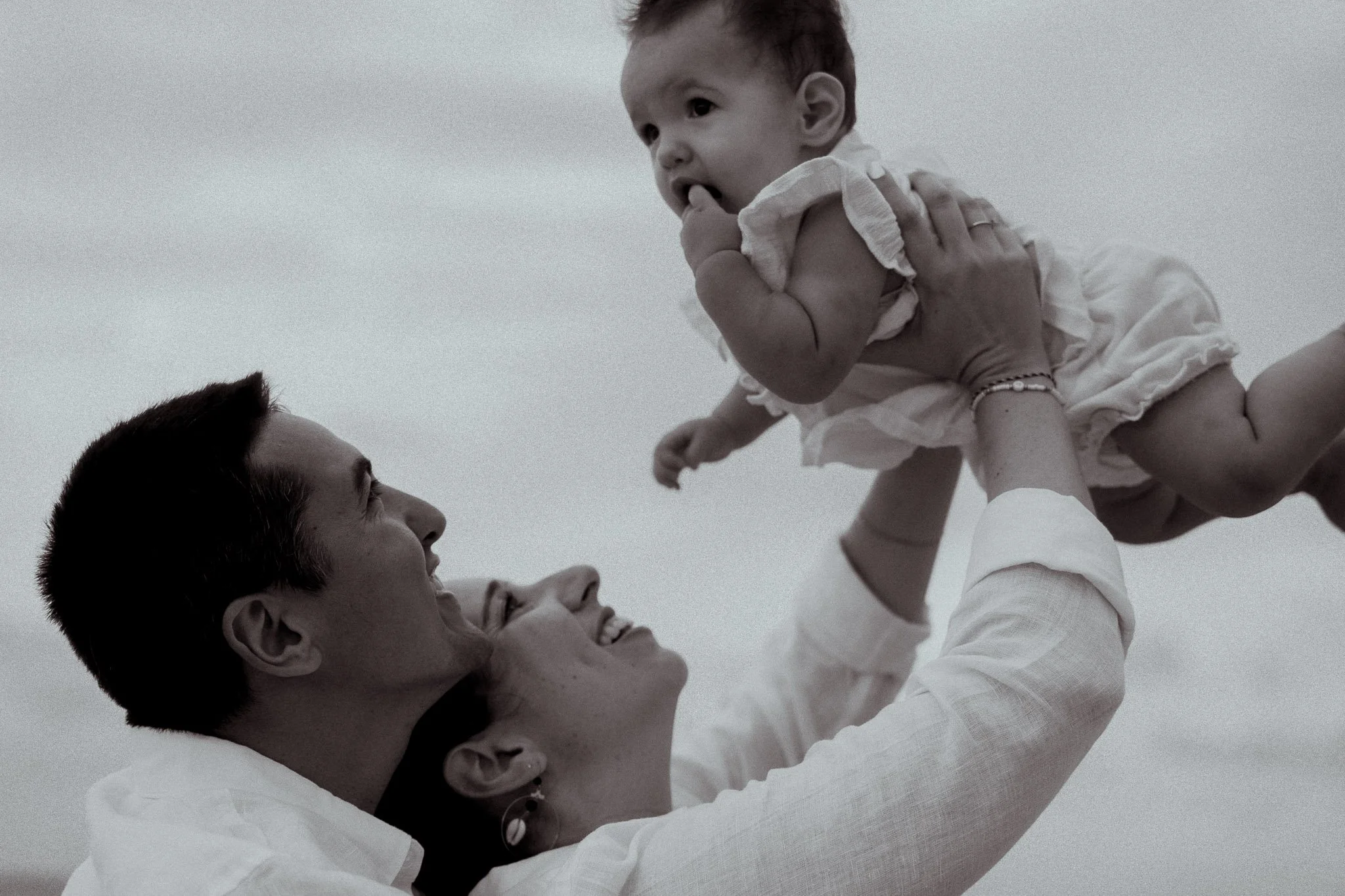 photographe-famille-hossegor-parents-allonges-bebe-noir-et-blanc.jpg