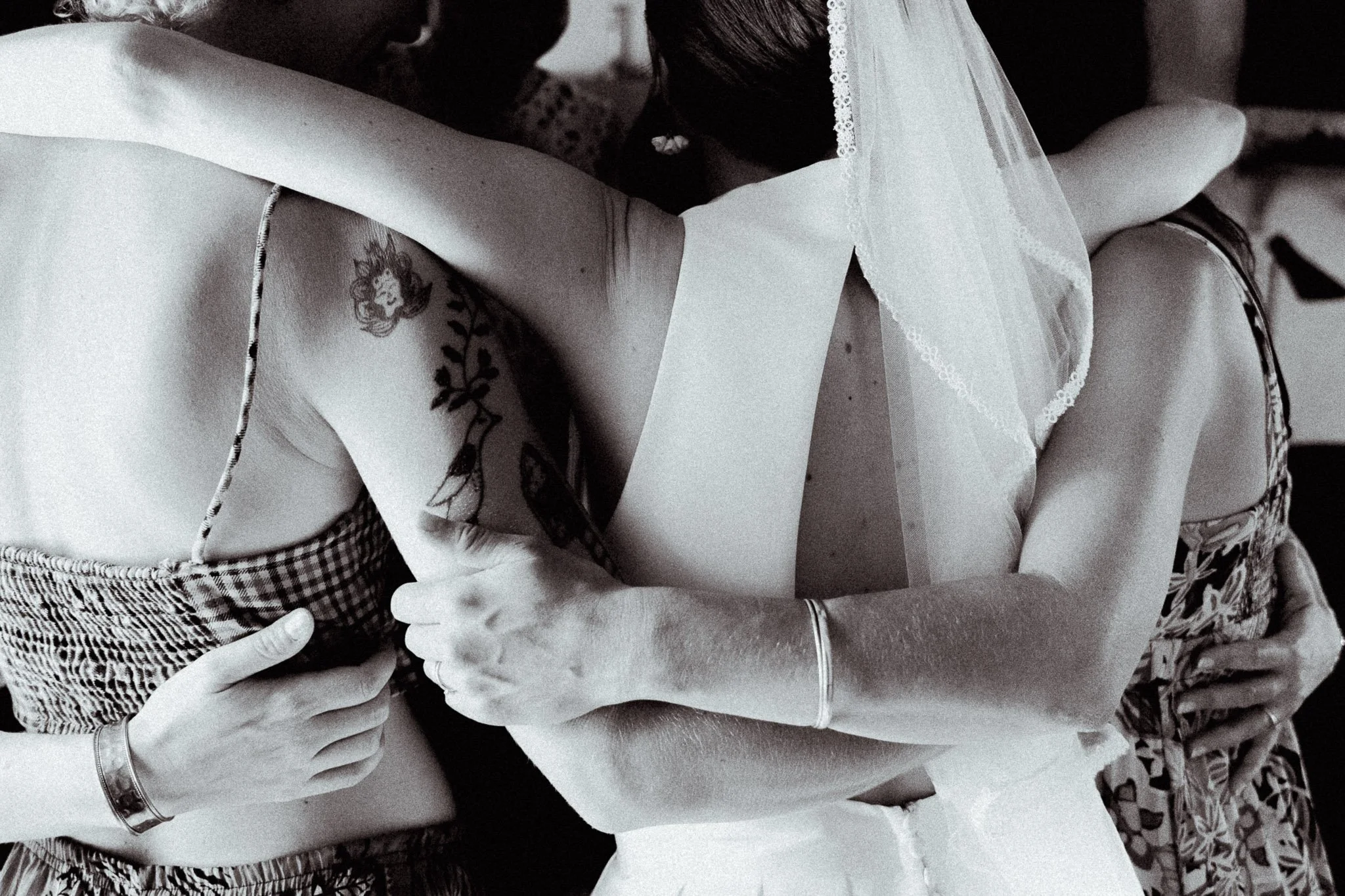 photographe-mariage-capbreton-calin-mariee-amies-noir-et-blanc.jpg