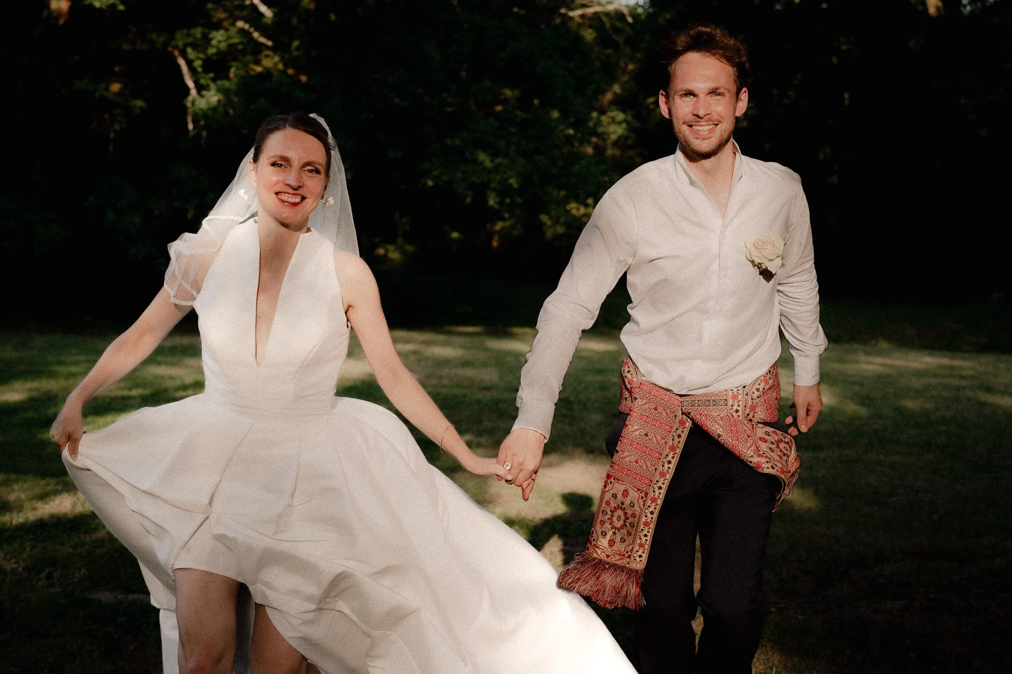 photographe-mariage-pays-basque-maries-courent-main-dans-la-main.jpg