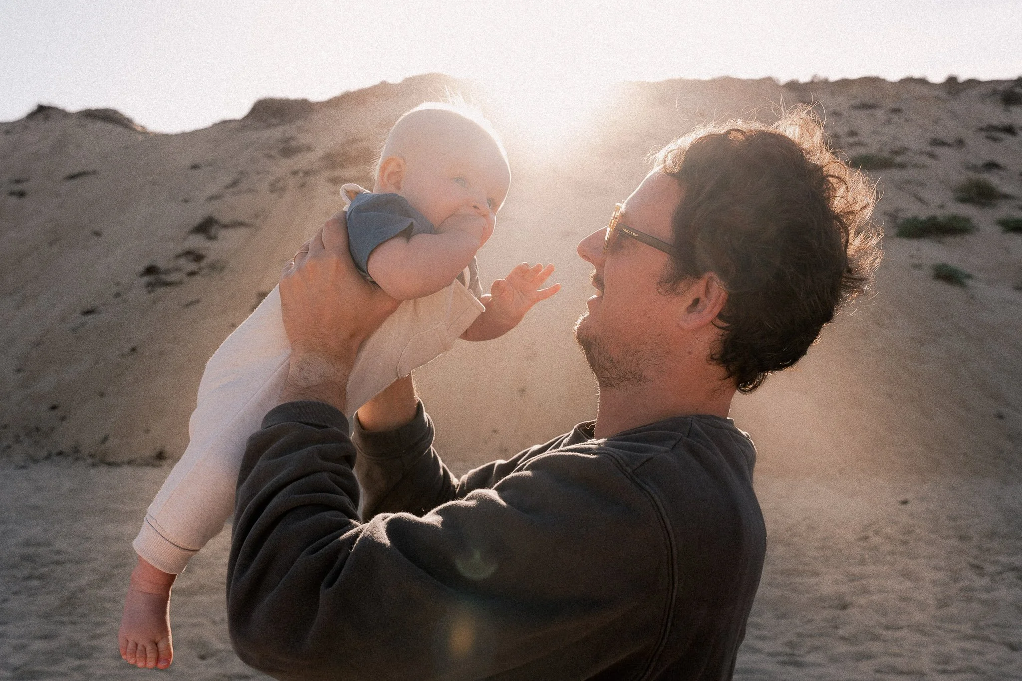 photographe-famille-capbreton-papa-bebe-dune-contre-jour.jpg