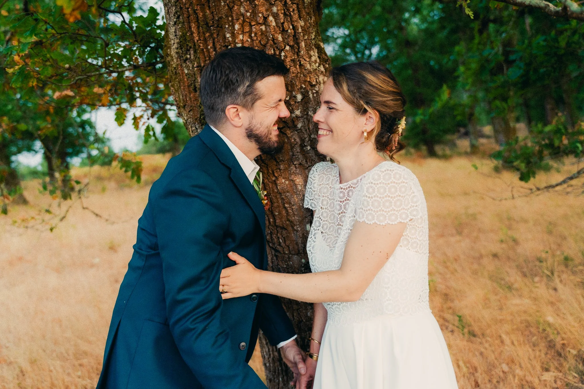 photographe-mariage-landes-couple-complice-contre-arbre.jpg