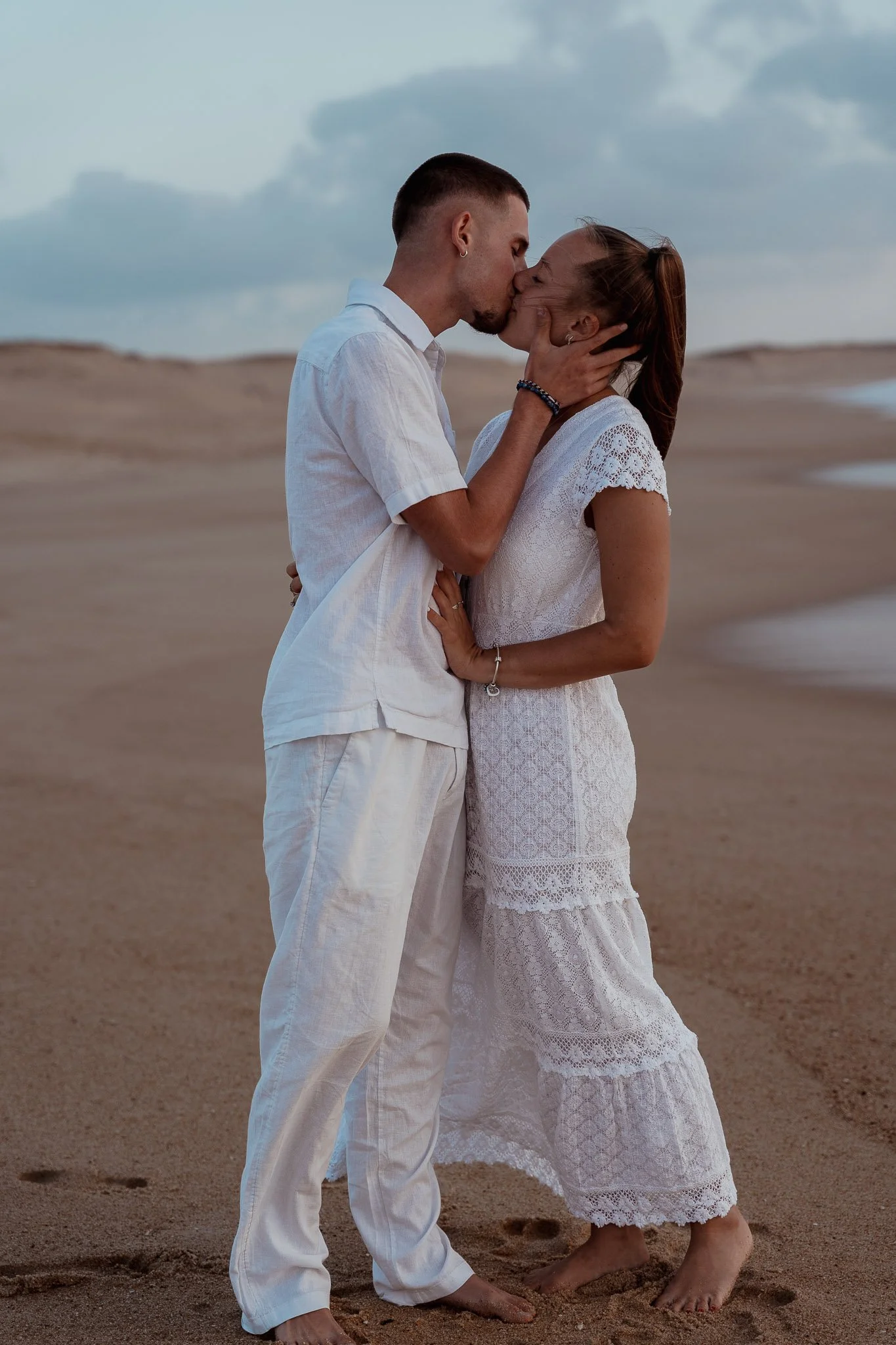 photographe-couple-capbreton-baiser-couple-plage-ciel-nuageux.jpg