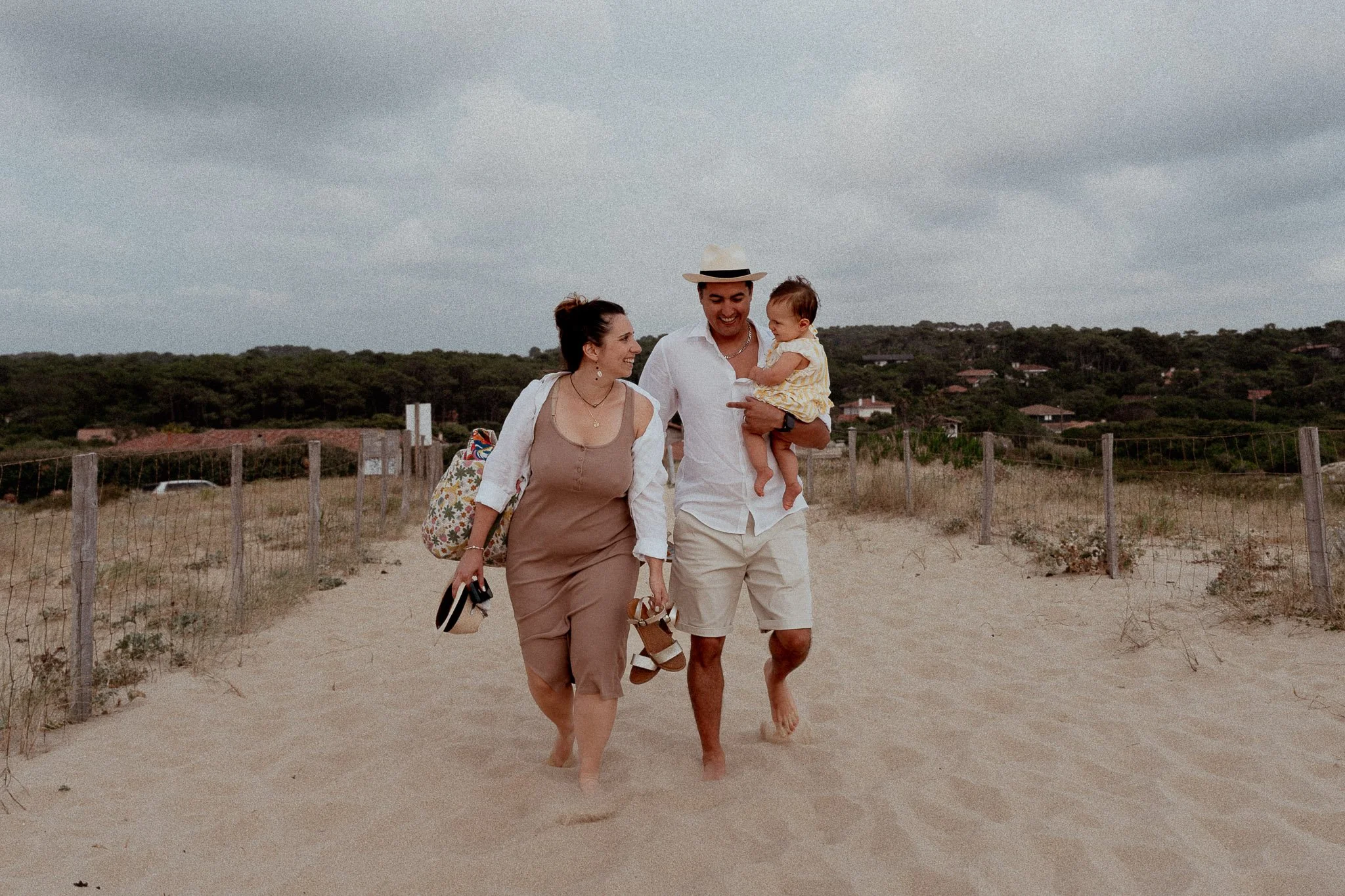 photographe-famille-hossegor-parents-bebe-chemin-plage-pins.jpg