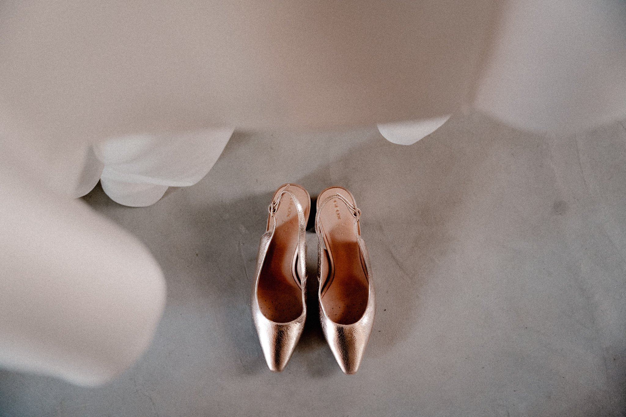 photographe-mariage-bidart-chaussures-mariee-escarpins-dores.jpg